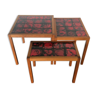 Tables in red mulled and teak ceramic