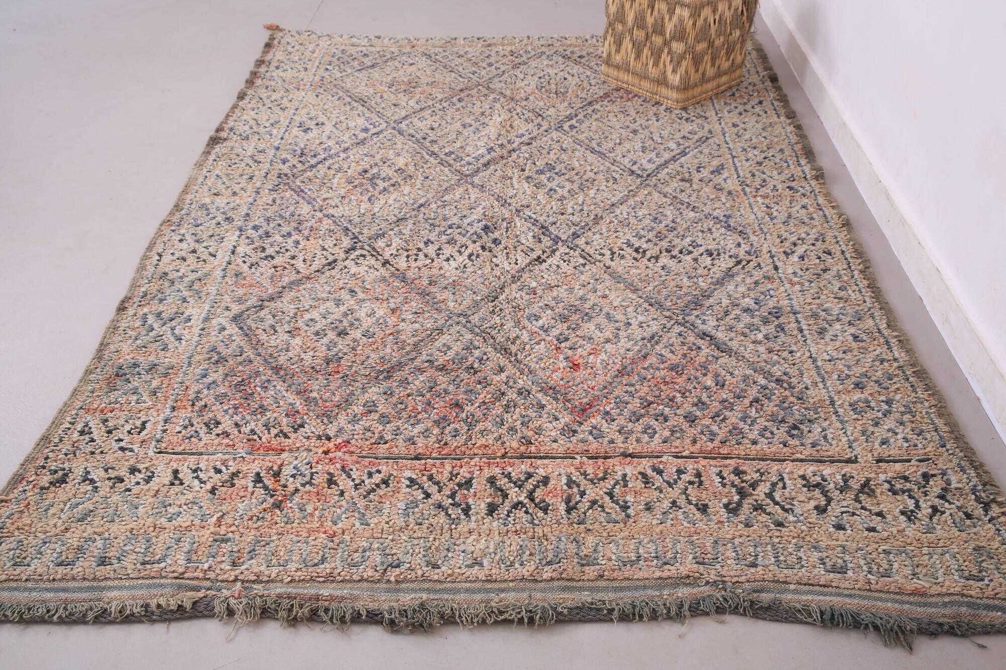 Vintage Moroccan Beni Mguild Rug 194 x 270 cm - Berber Wool Rug Handmade