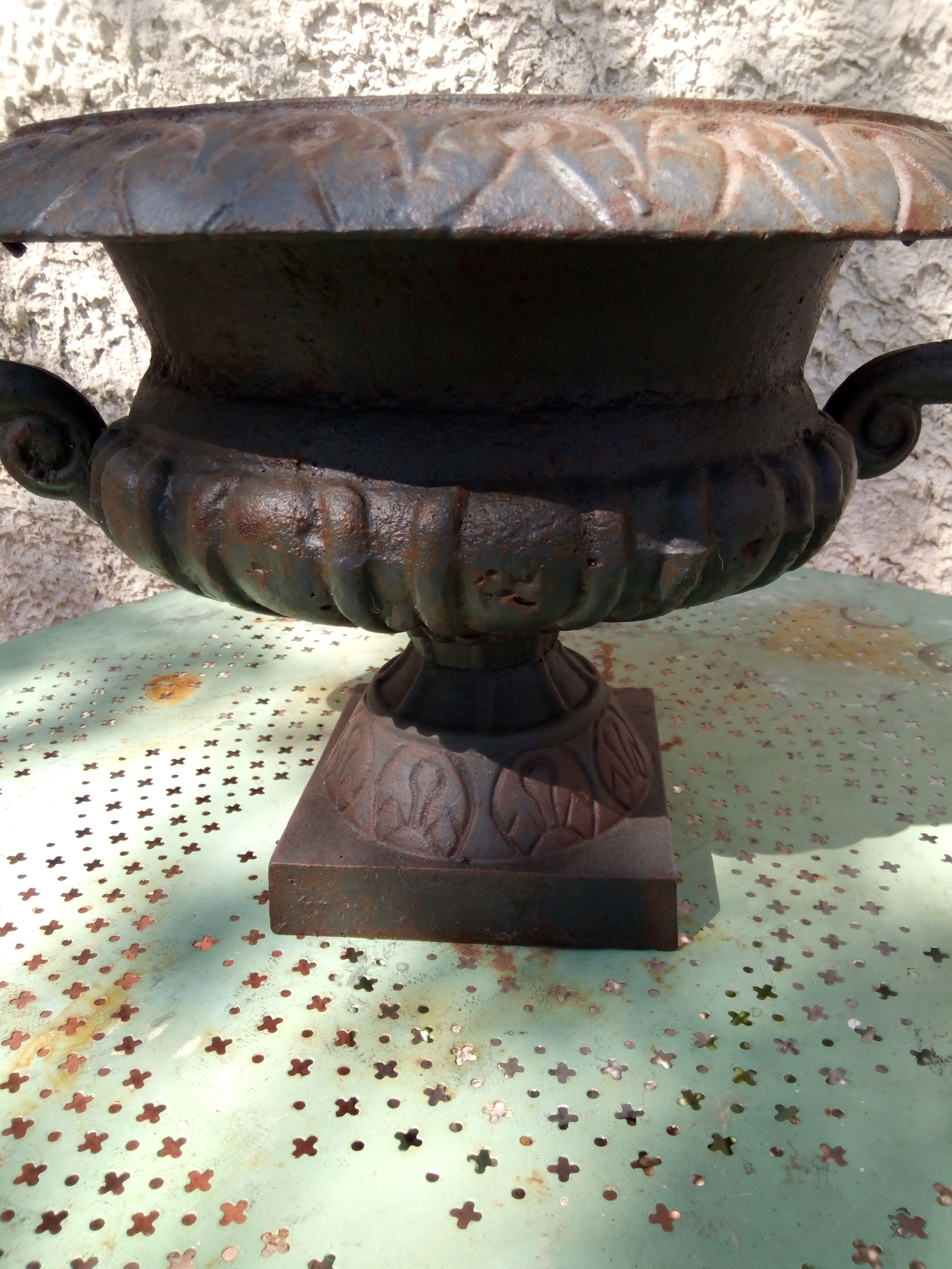 Former pair of iron cast Medici planters