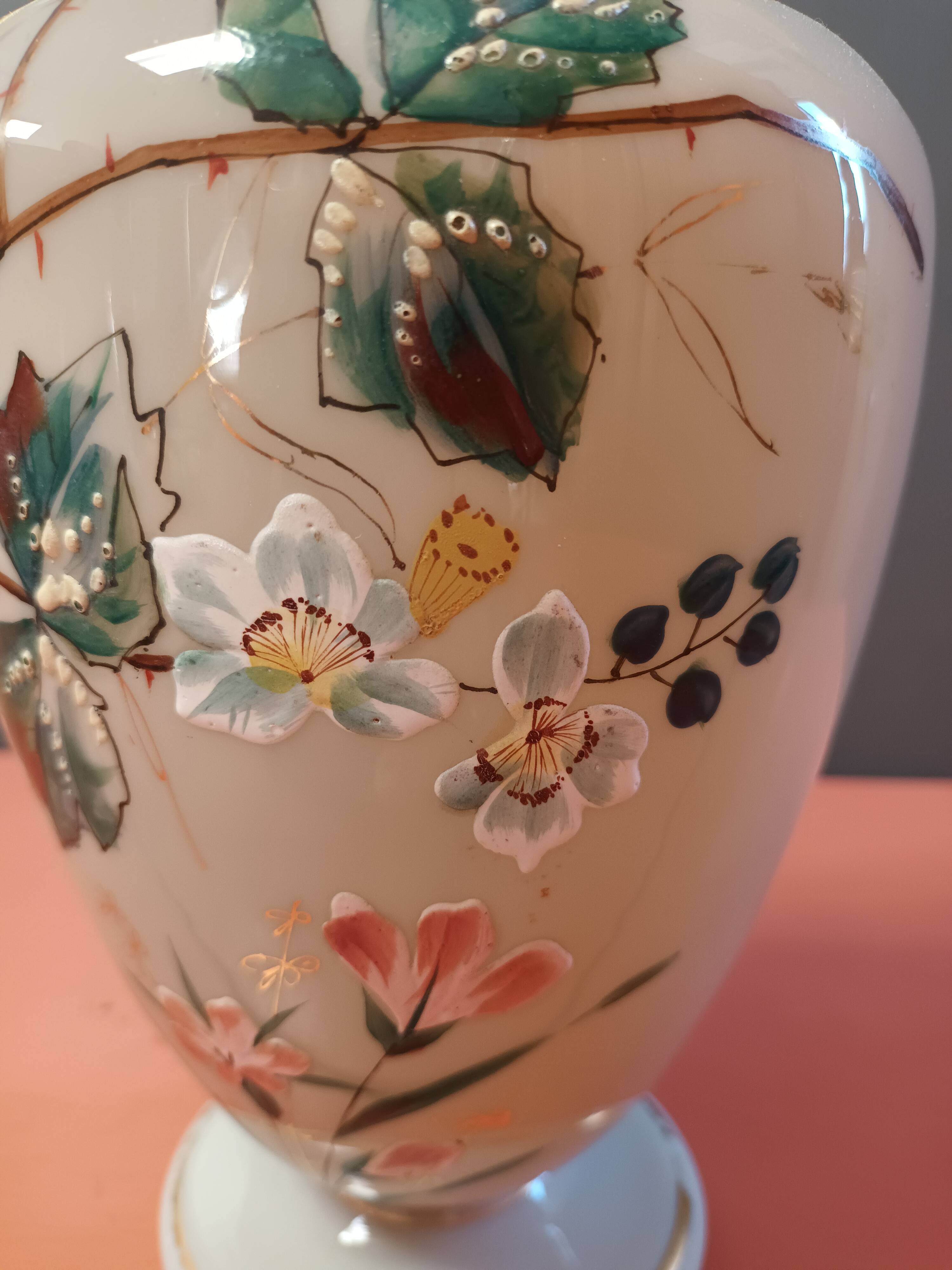 Vase opaline émaillée  papillon