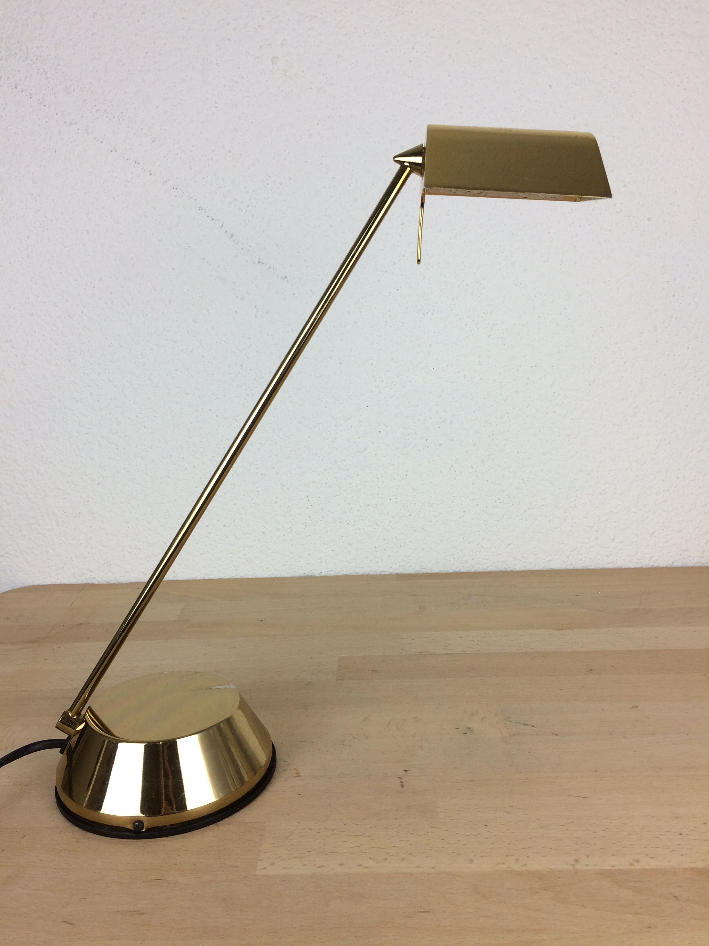 Fase gold metal desk lamp