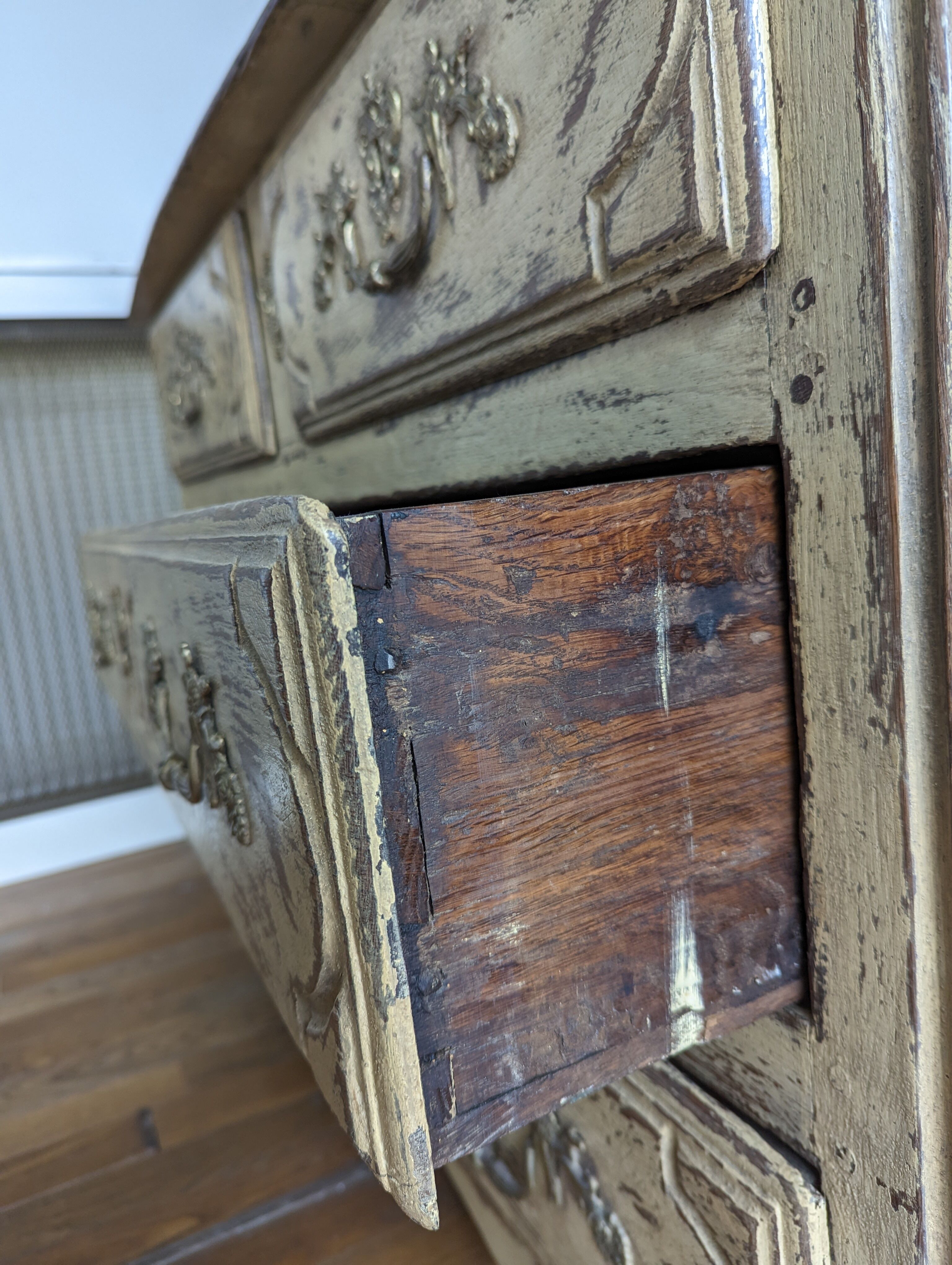 Patinated chest of drawers XVIII era