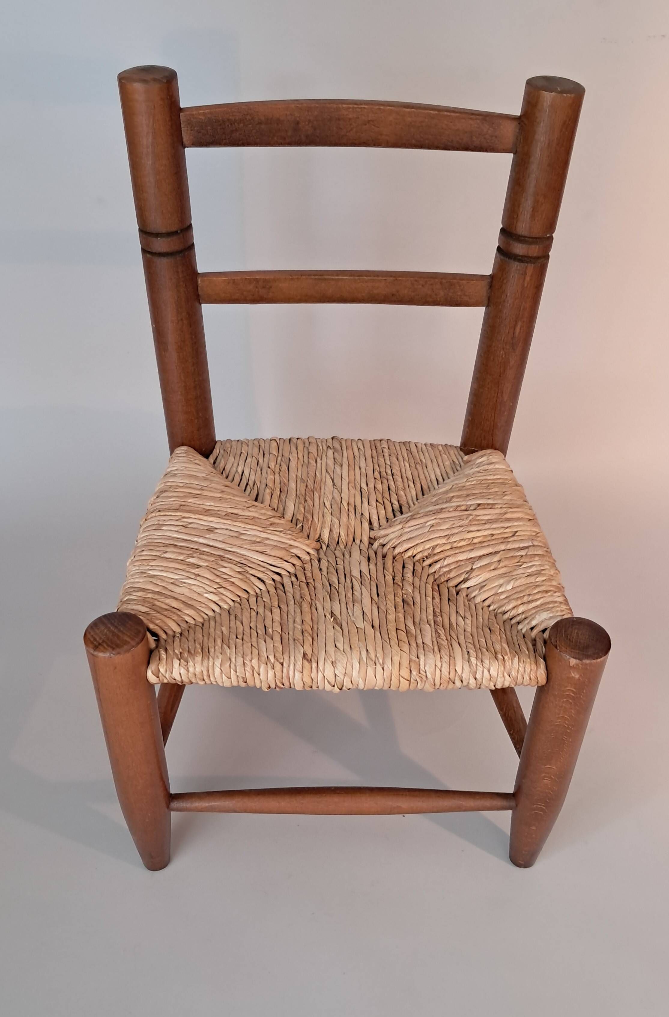 Chaise paillée d'enfant.