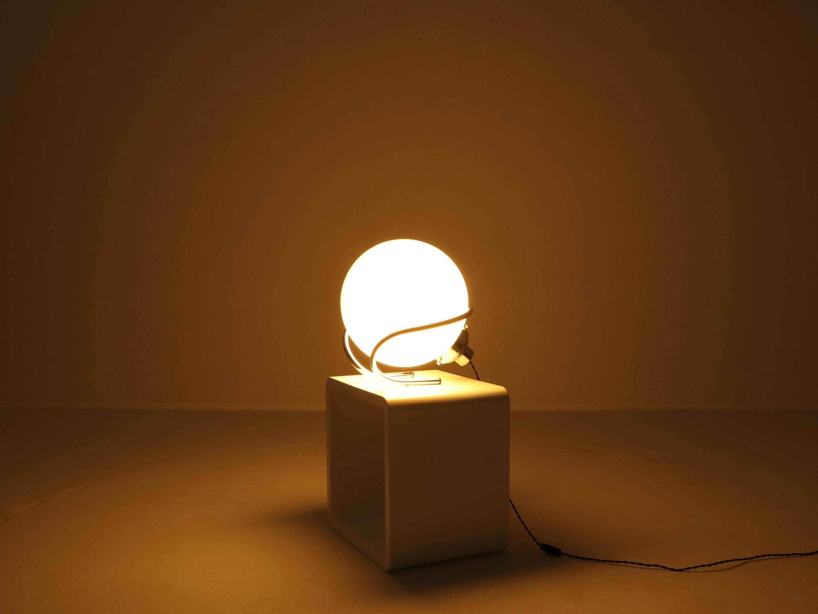 Lampe de table globe en chrome et verre blanc, Italie, années 1970