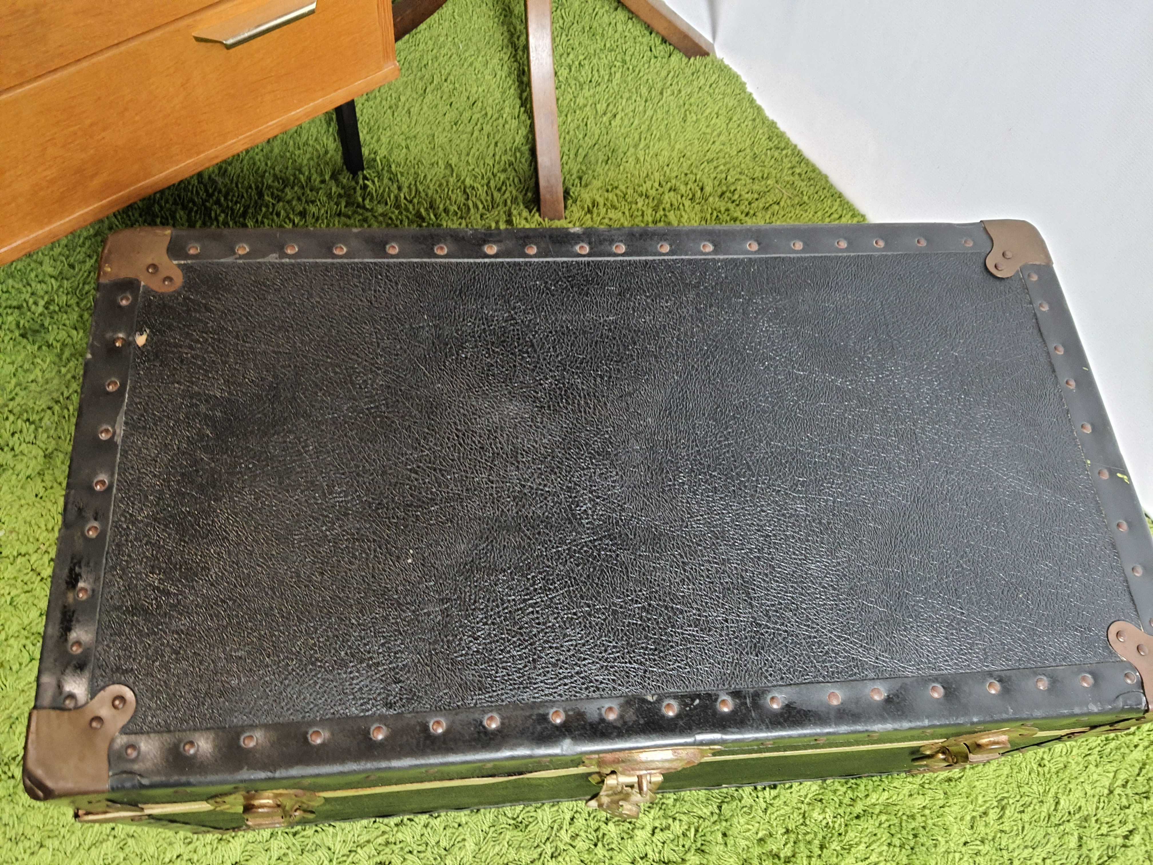 Old black black gold ironing