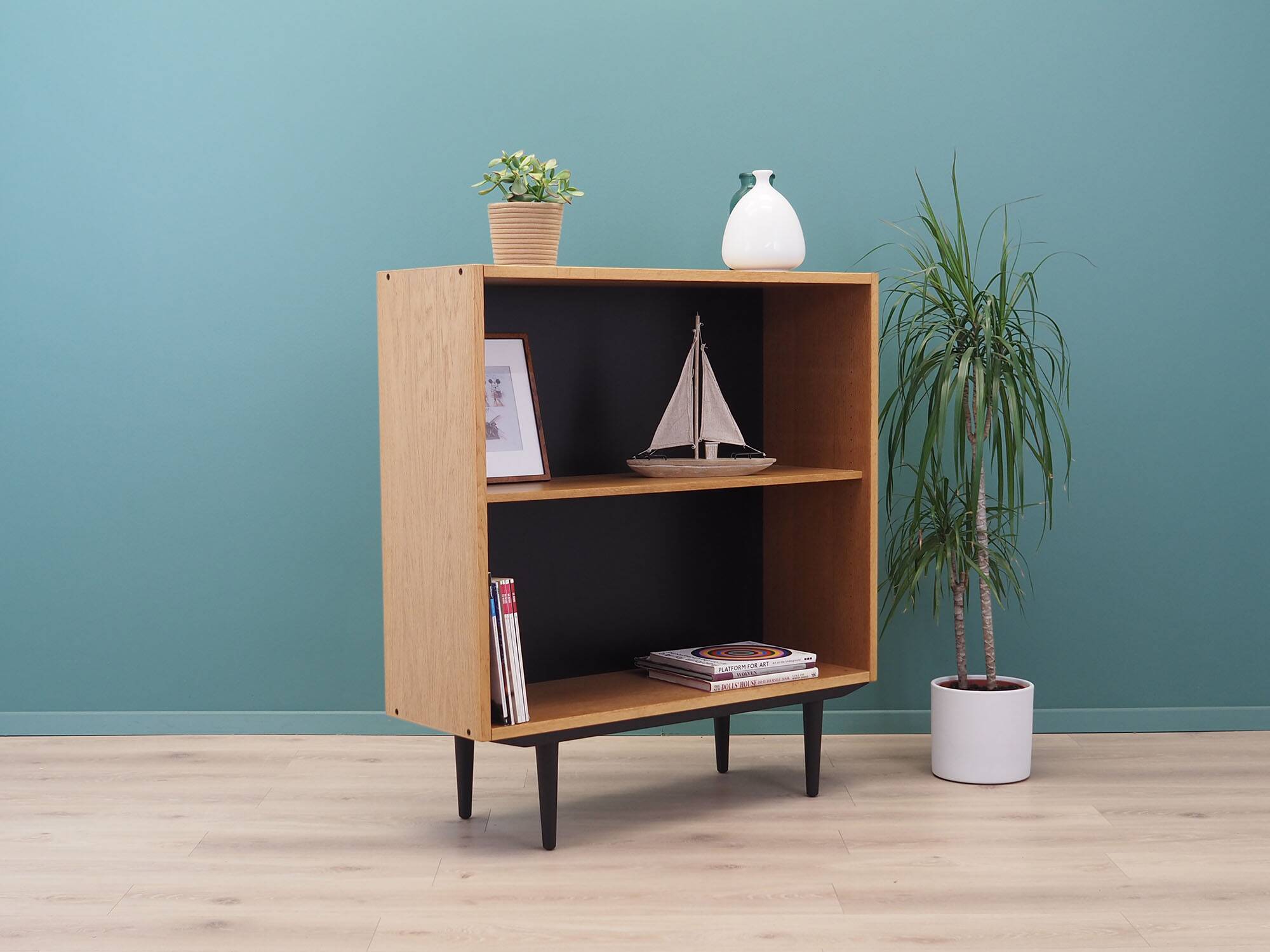 Bibliothèque en frêne, design danois, années 1970, production : Danemark