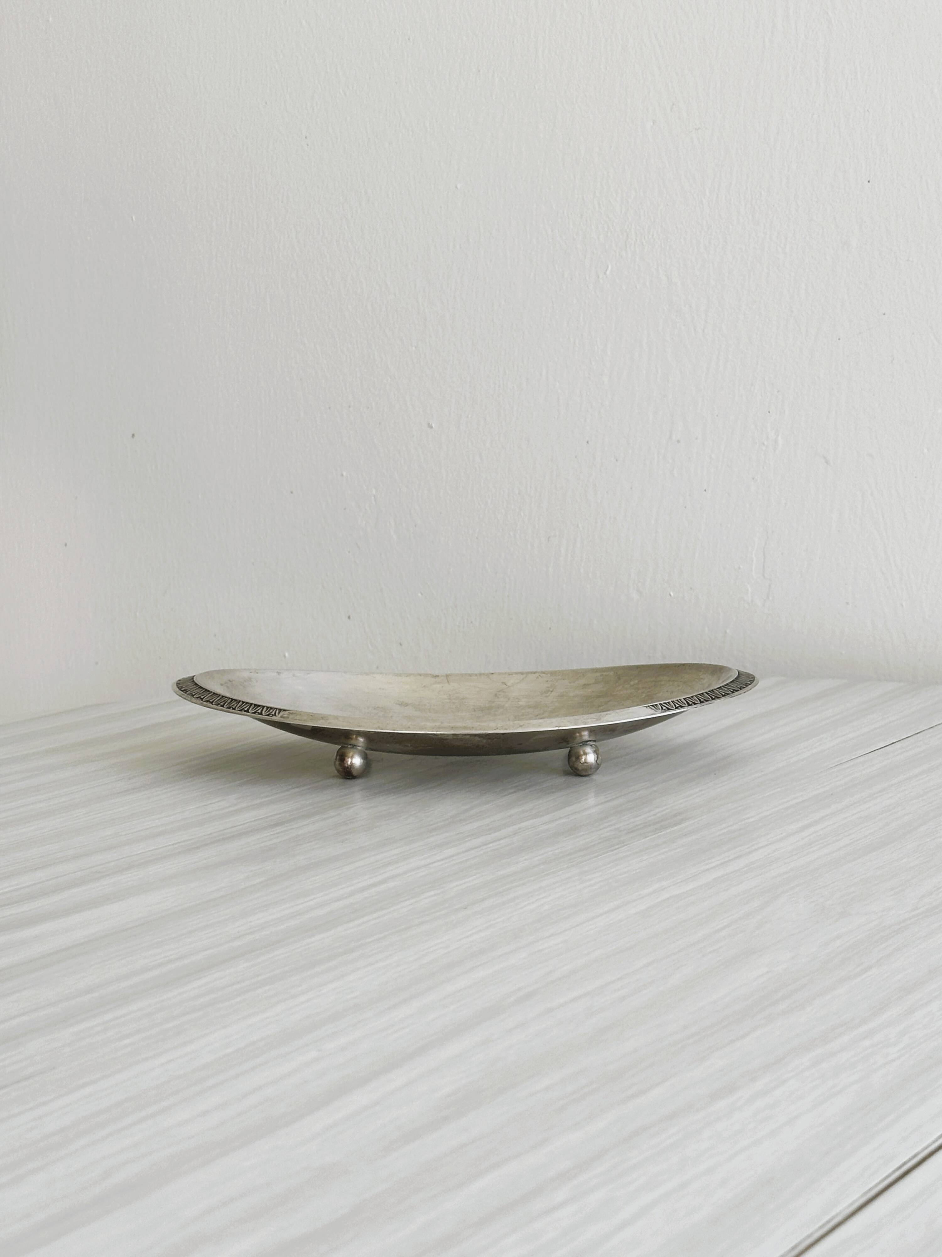 Silver-plated metal empty pocket on ball feet