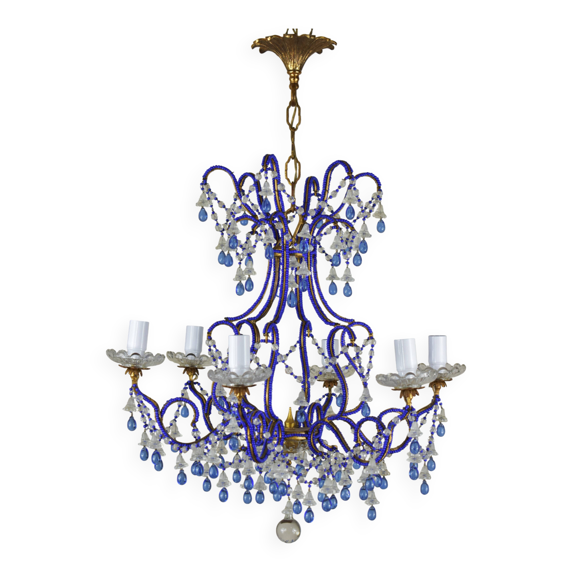 lustre bleu, fait de perles.