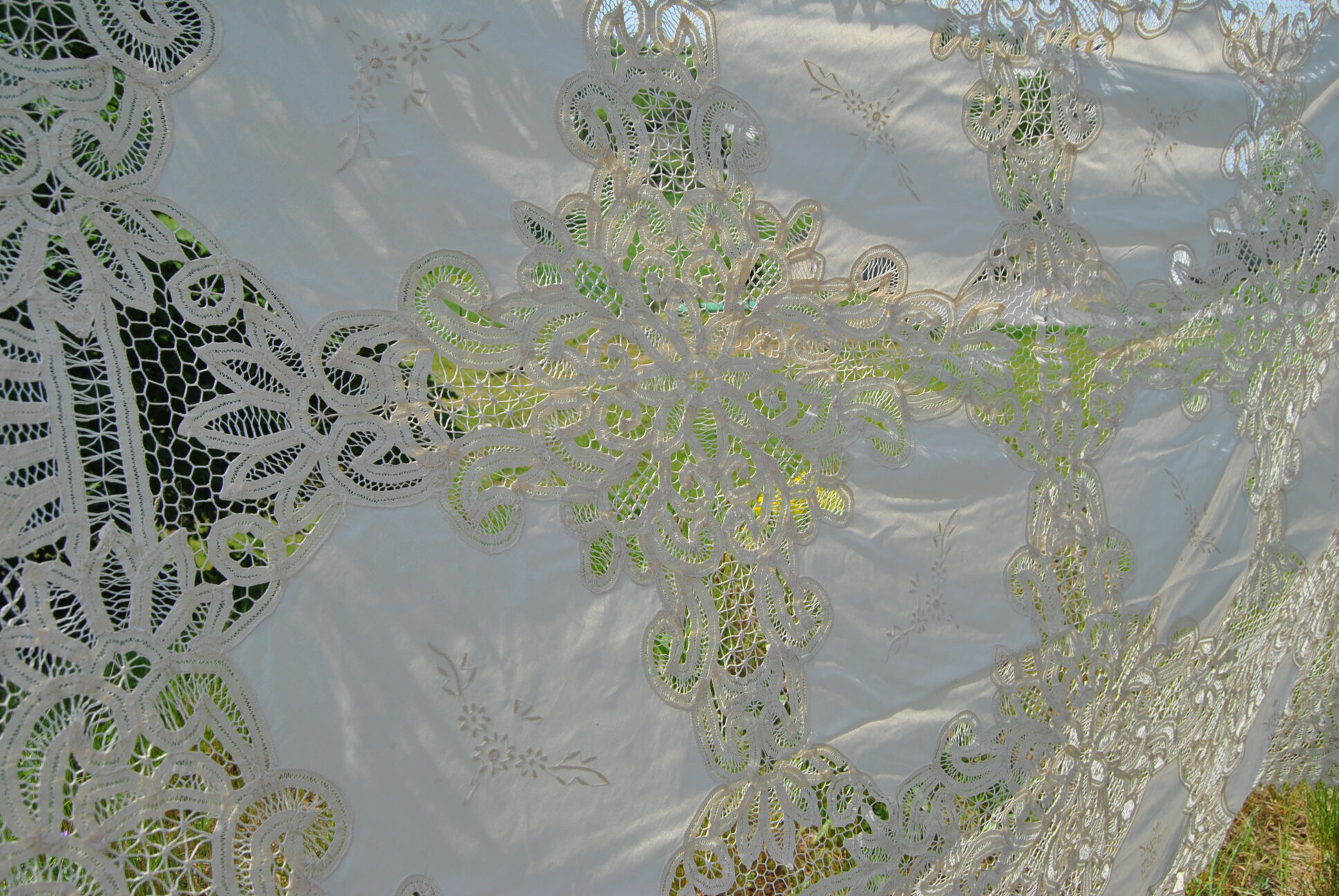 Hand embroidery tablecloth 170x260 + 12 matching towels