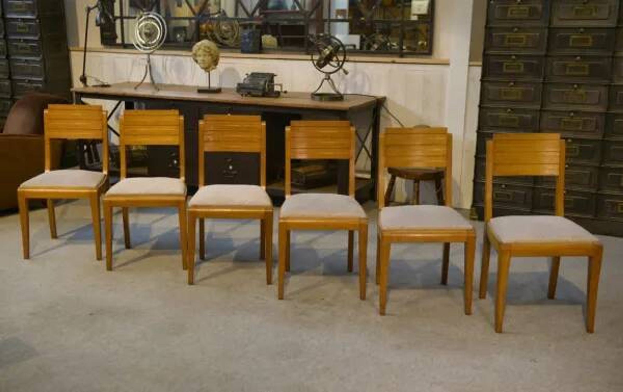 Ensemble de 6 chaises en chêne par Gaston Poisson 1940’s