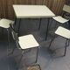 Table de cuisine avec ses chaises
