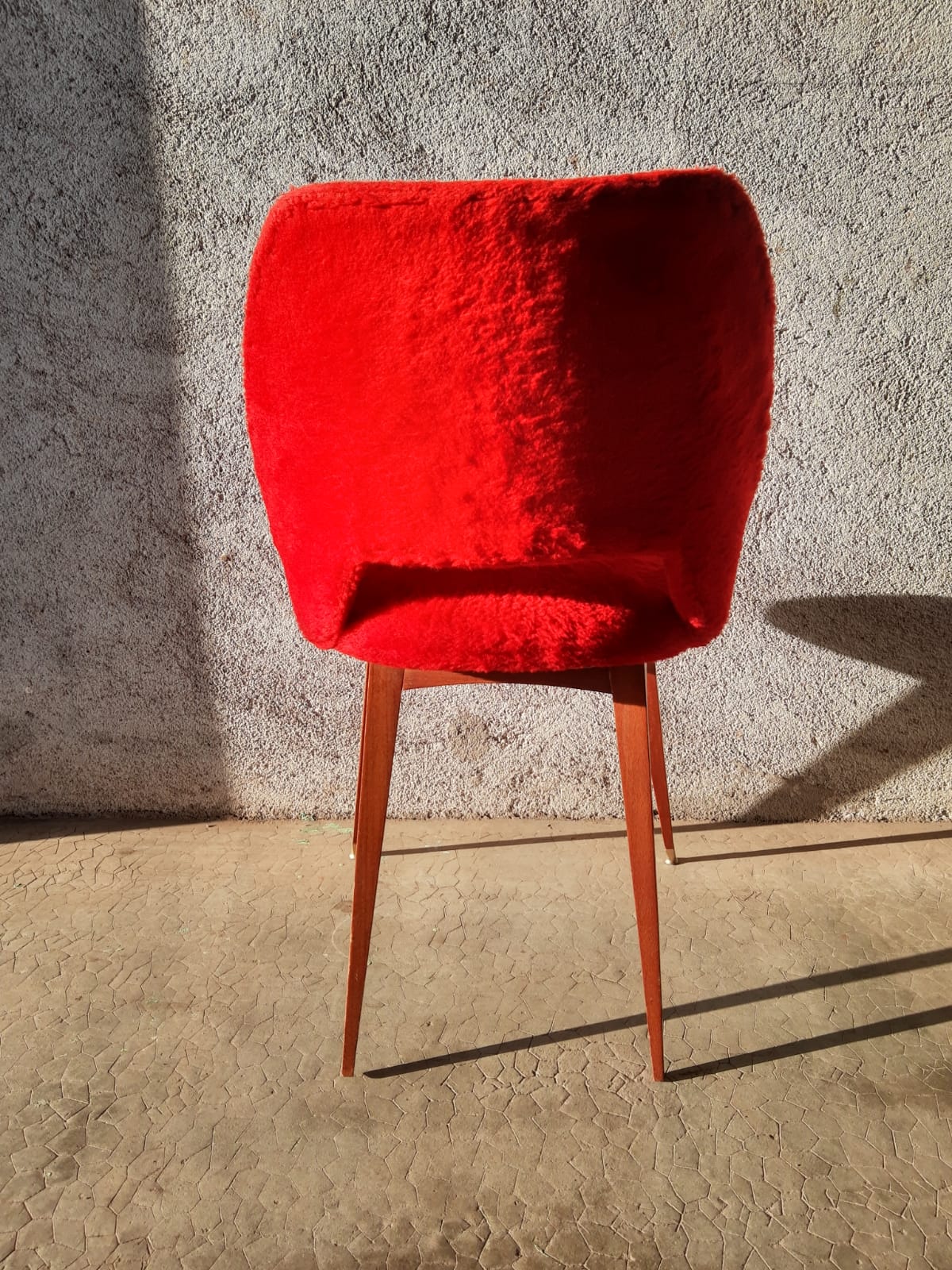 Chaise tonneau en moumoute rouge pieds compas années 60-70