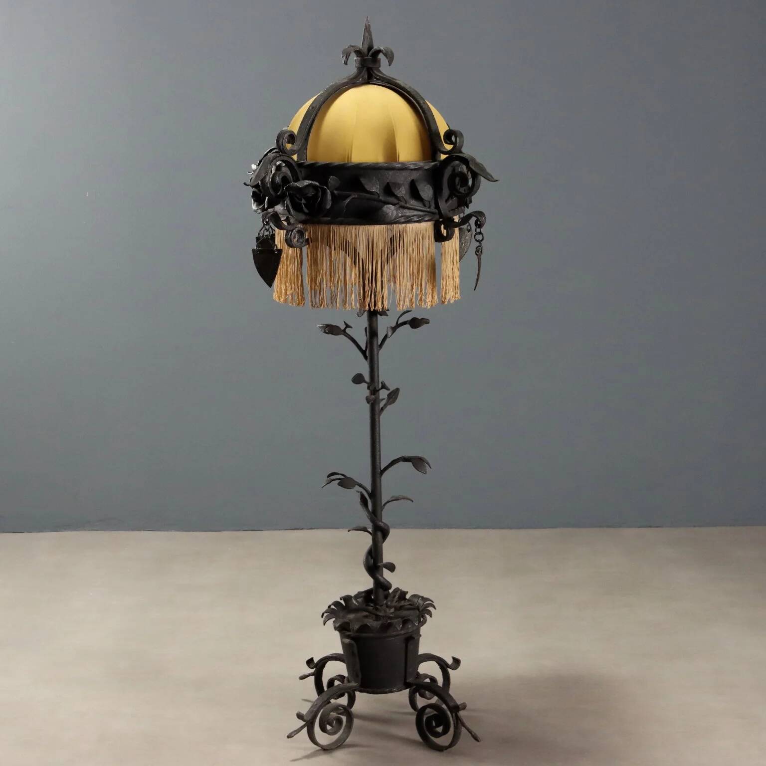 Lampe ancienne Art nouveau en fer forgé, Italie, XXe siècle