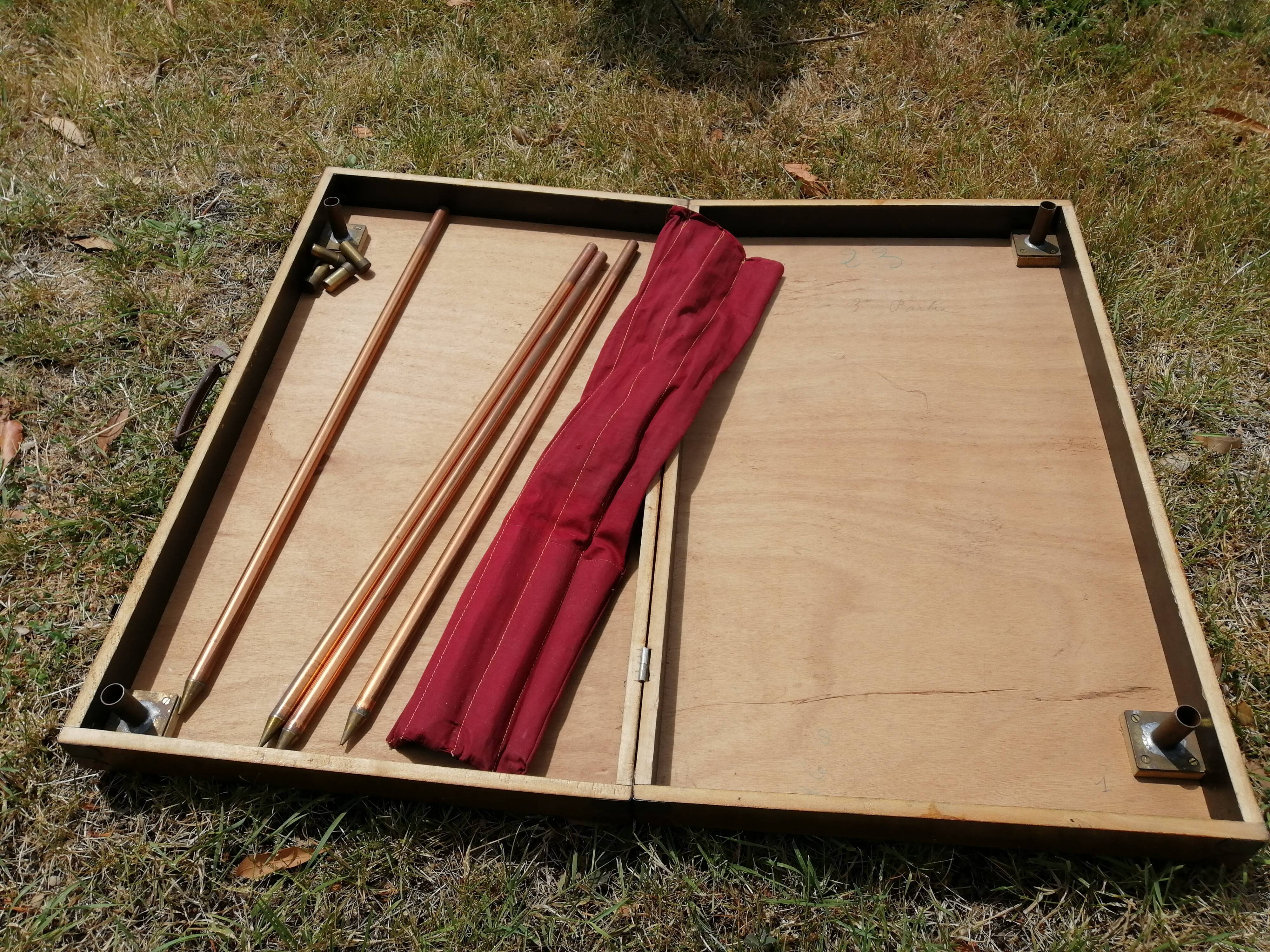 Table, valise en bois de pique nique et ses fauteuils