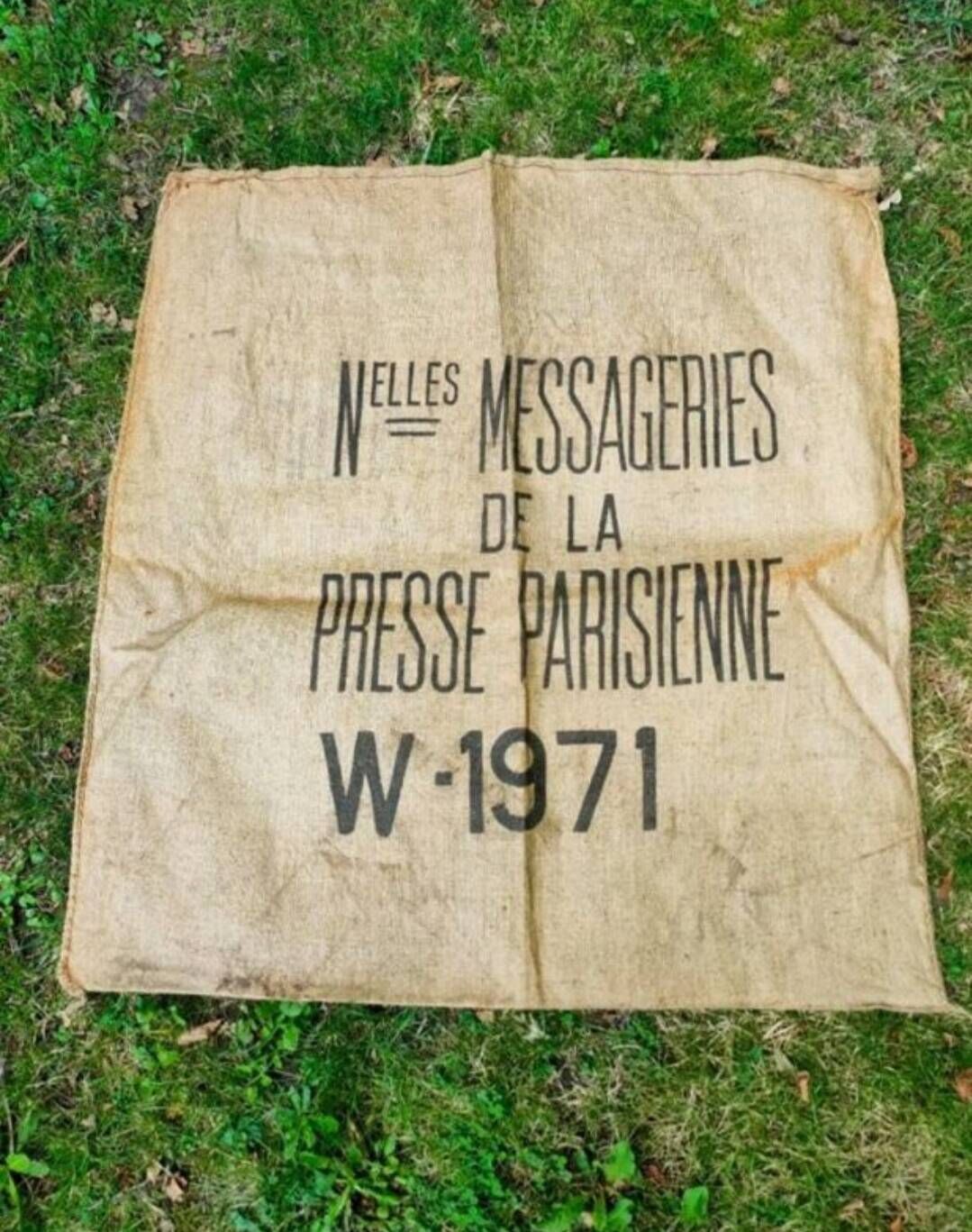 Old burlap bags - The new messaging services of the Parisian press