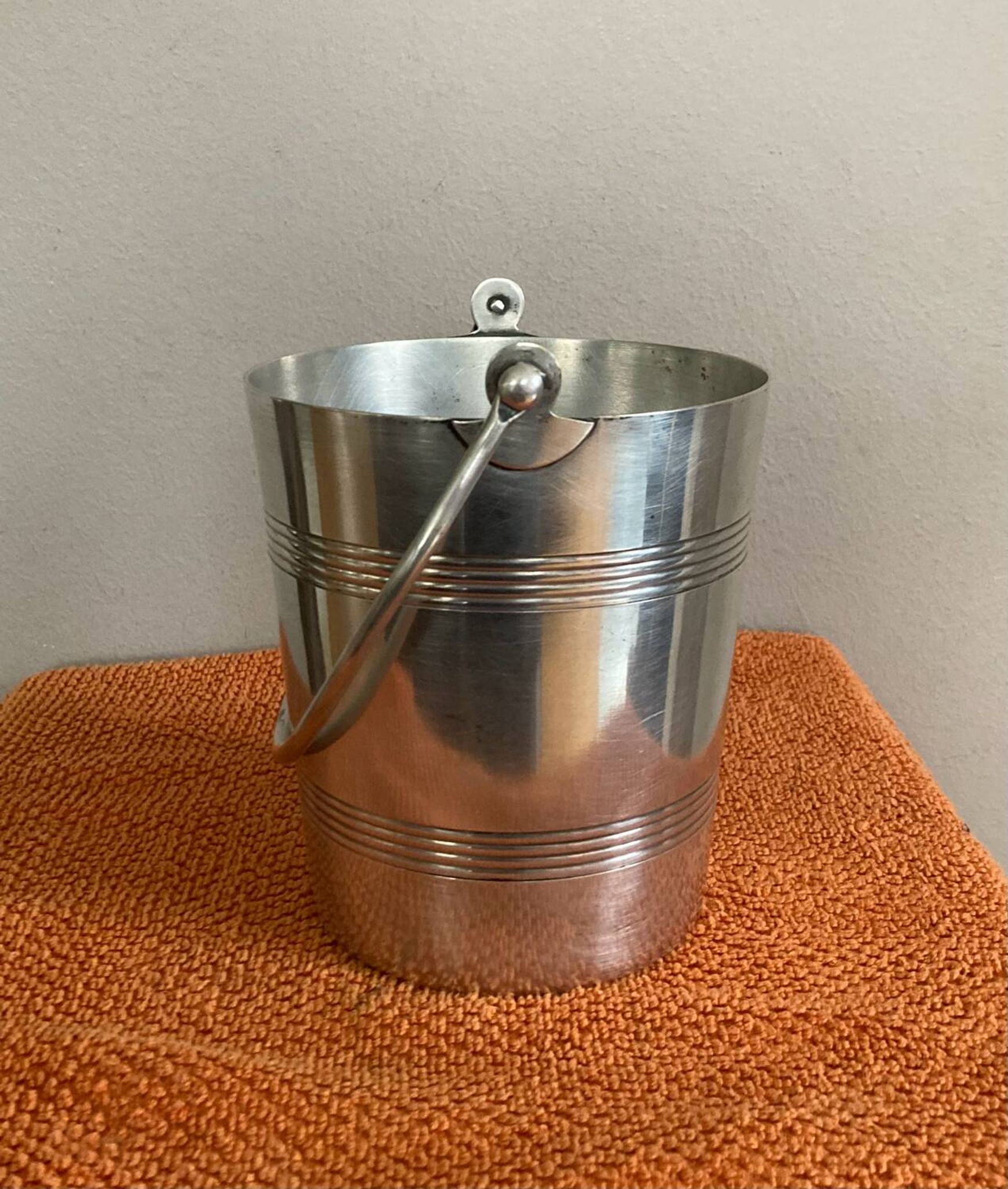 Ice bucket with handle from the late 19th / early 20th century in hallmarked silver-plated metal