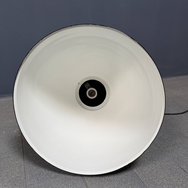Grande lampe d'usine Bauhaus en émail noir.