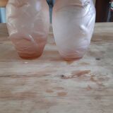 Paire de vases art déco en verre saumoné signé NS