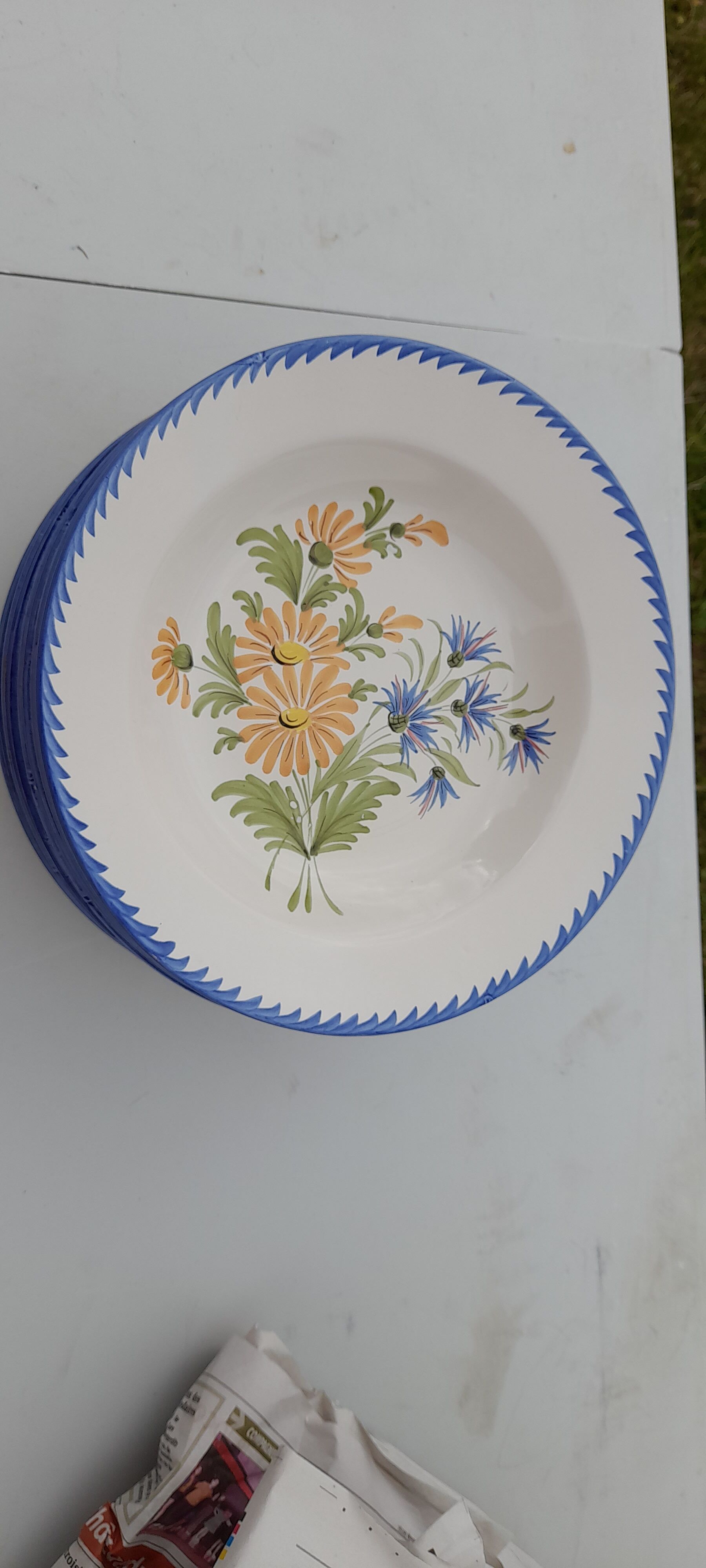 12 hollow earthenware plates of Saint Clement