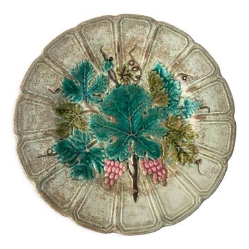Assiette en barbotine motif feuille de vigne et raisins belle époque
