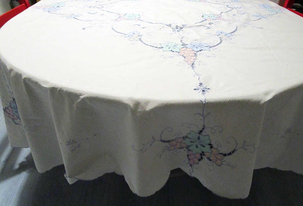 Multicolored embroidered round sheet