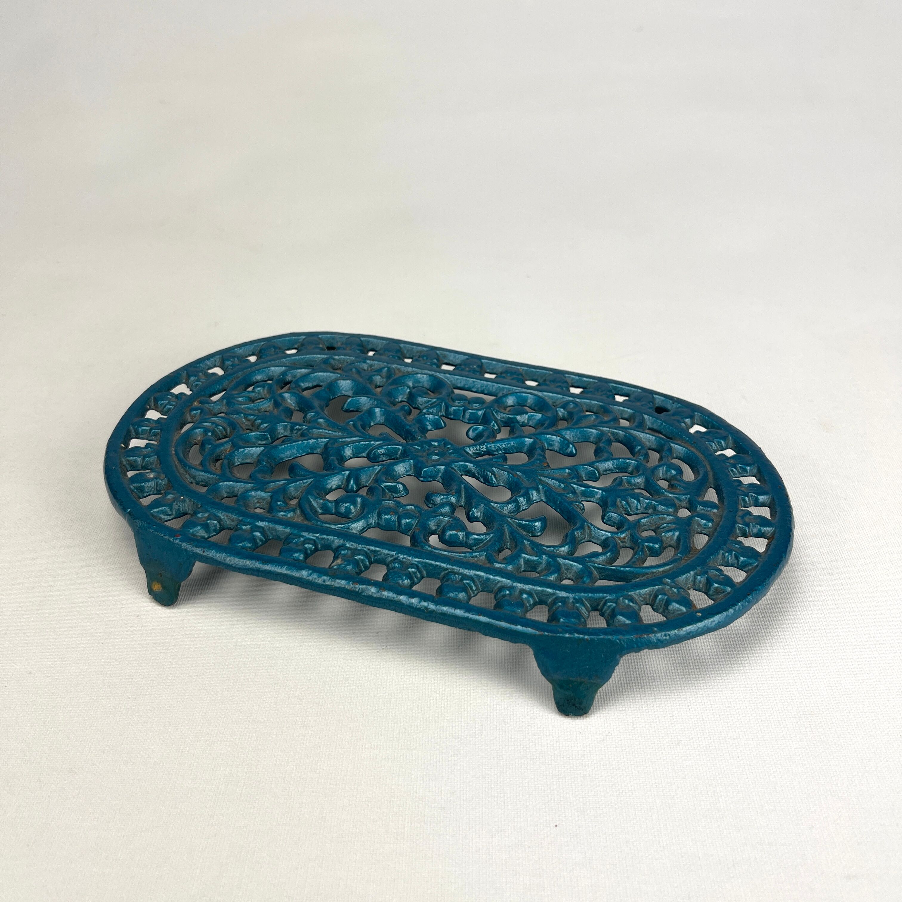 Openwork trivia in blue enamelled cast iron
