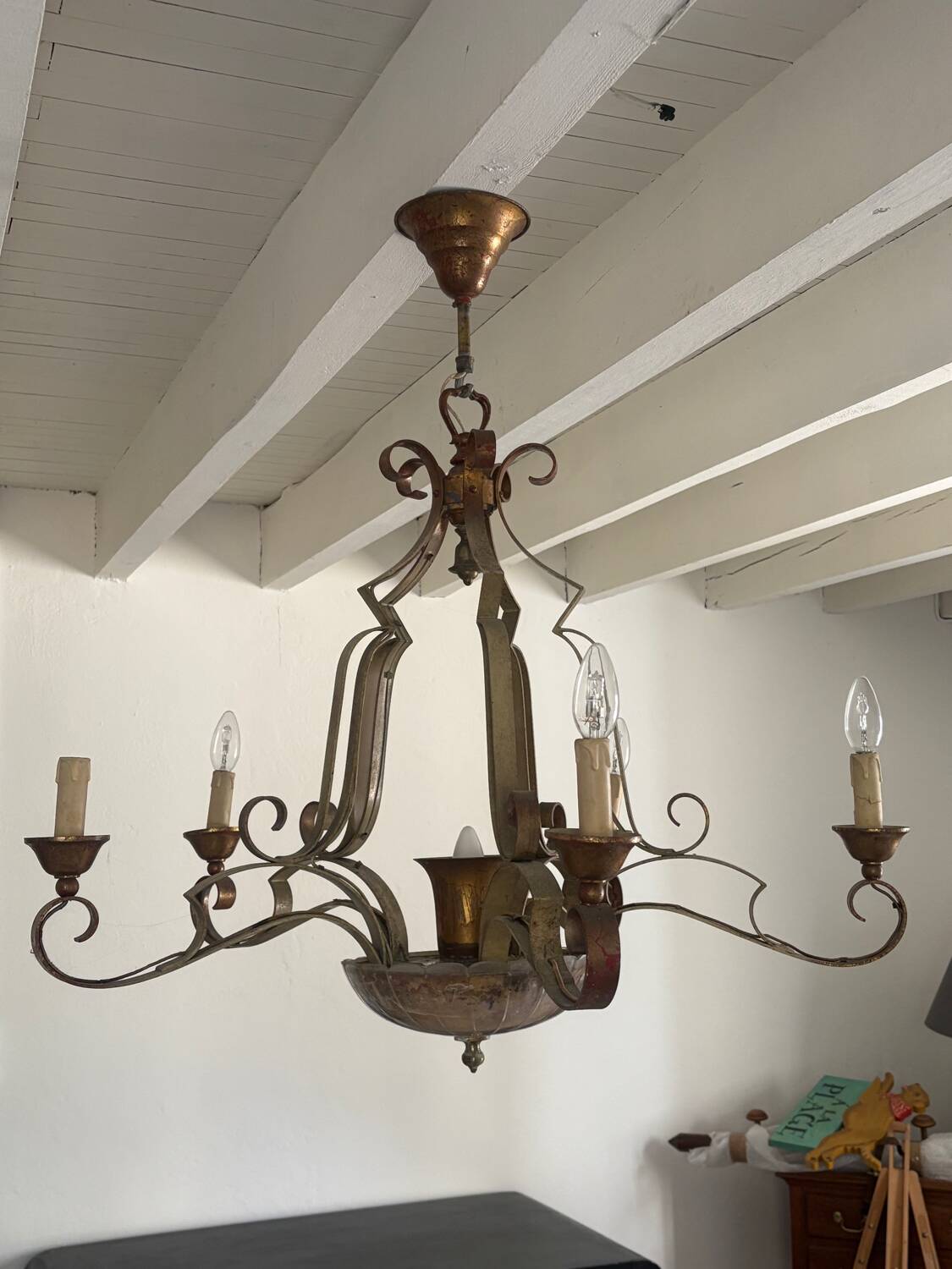 Lustre 1940 en fer forgé vert et doré avec coupelle centrale en
