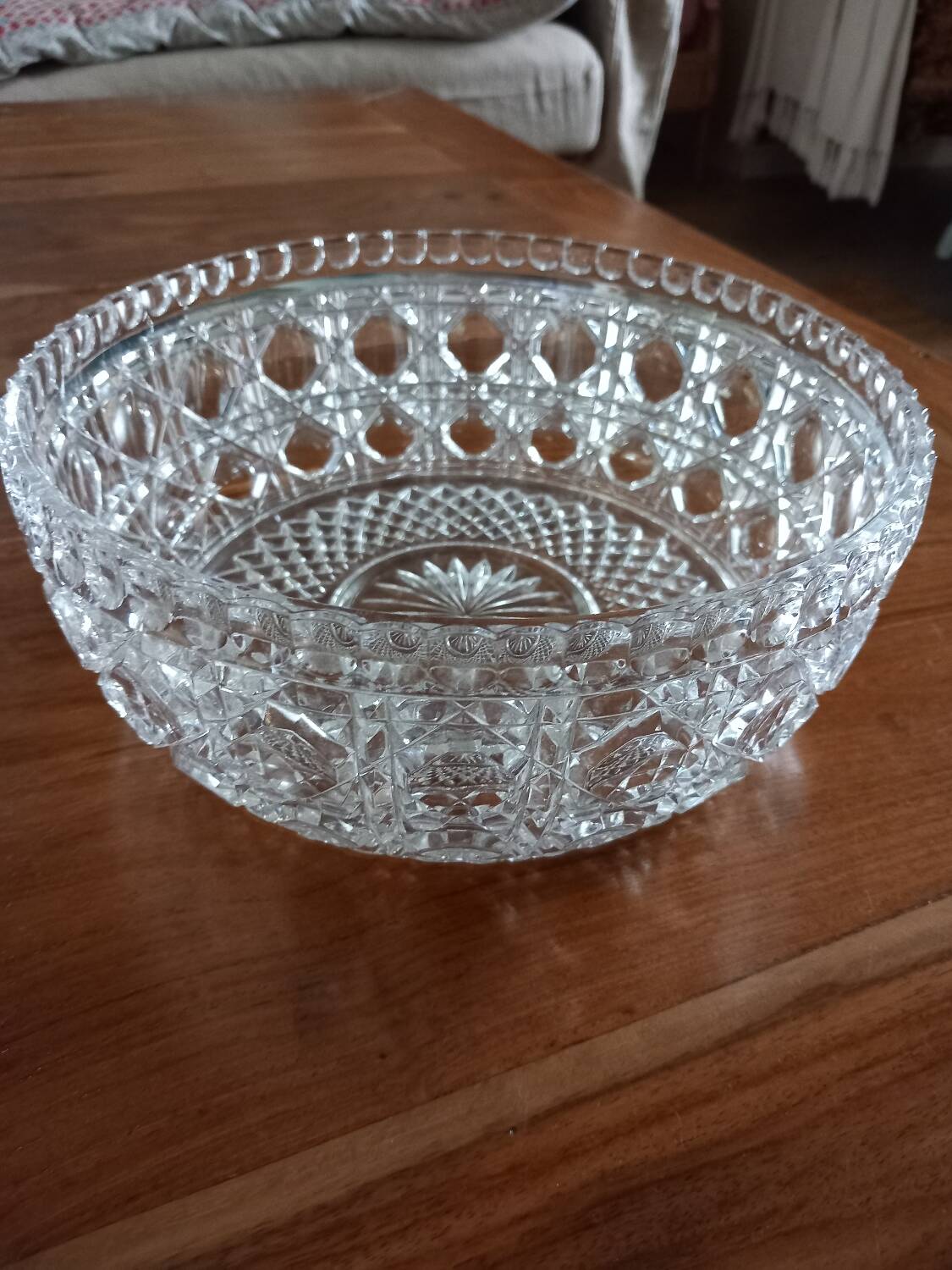 Saladier ou plat ancien, en verre épais ciselé