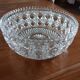 Saladier ou plat ancien, en verre épais ciselé