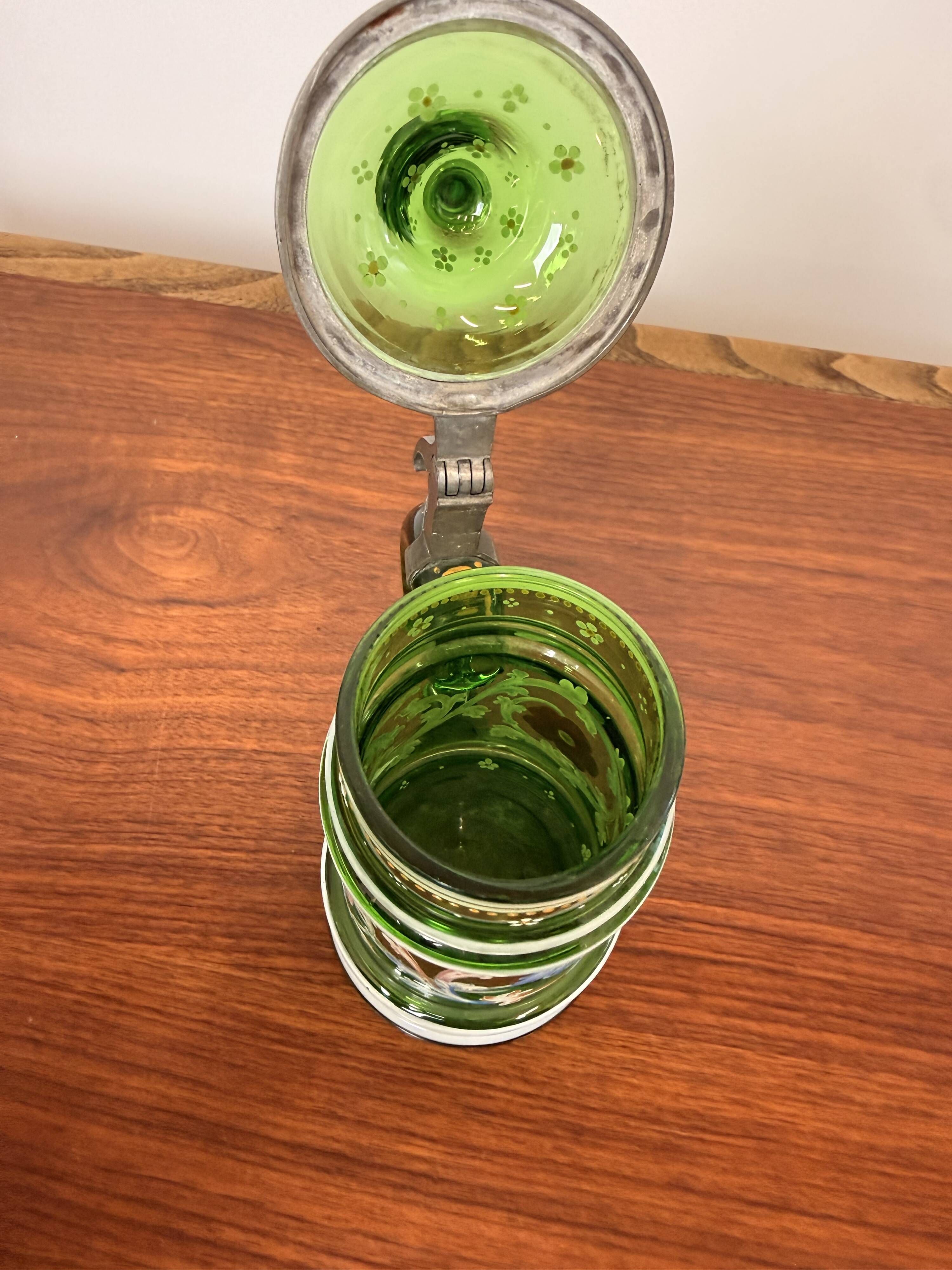 Chope à bière ancienne en verre émaillé vert – Décor floral -