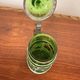 Chope à bière ancienne en verre émaillé vert – Décor floral -