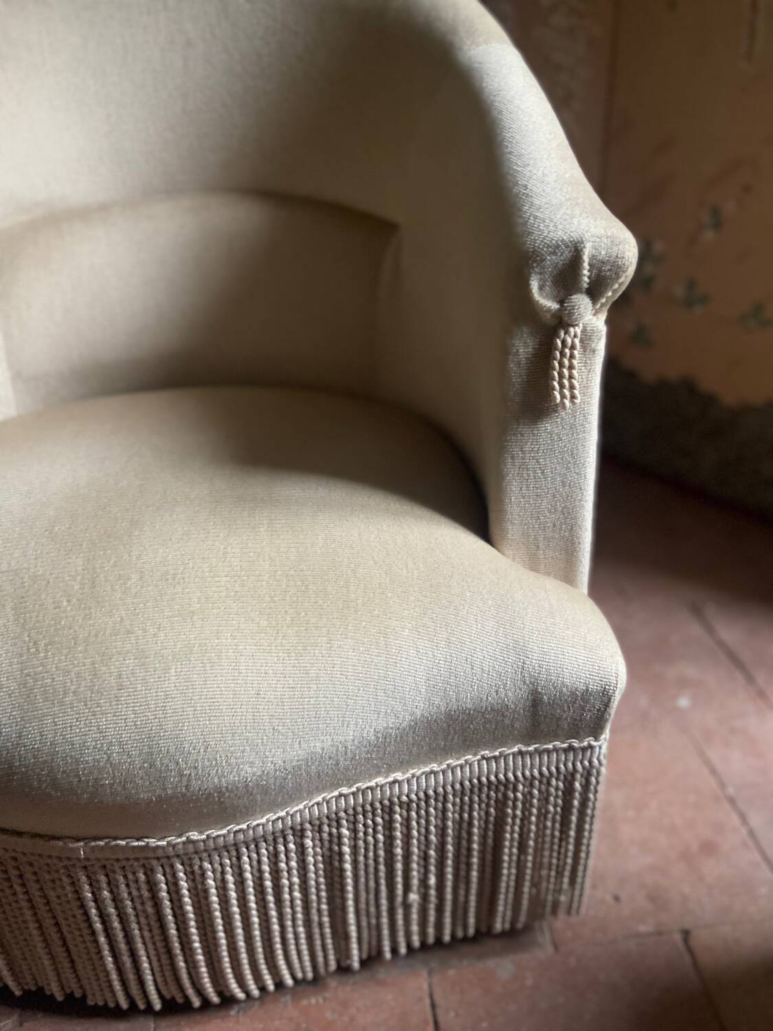 Old toad armchair in beige velvet