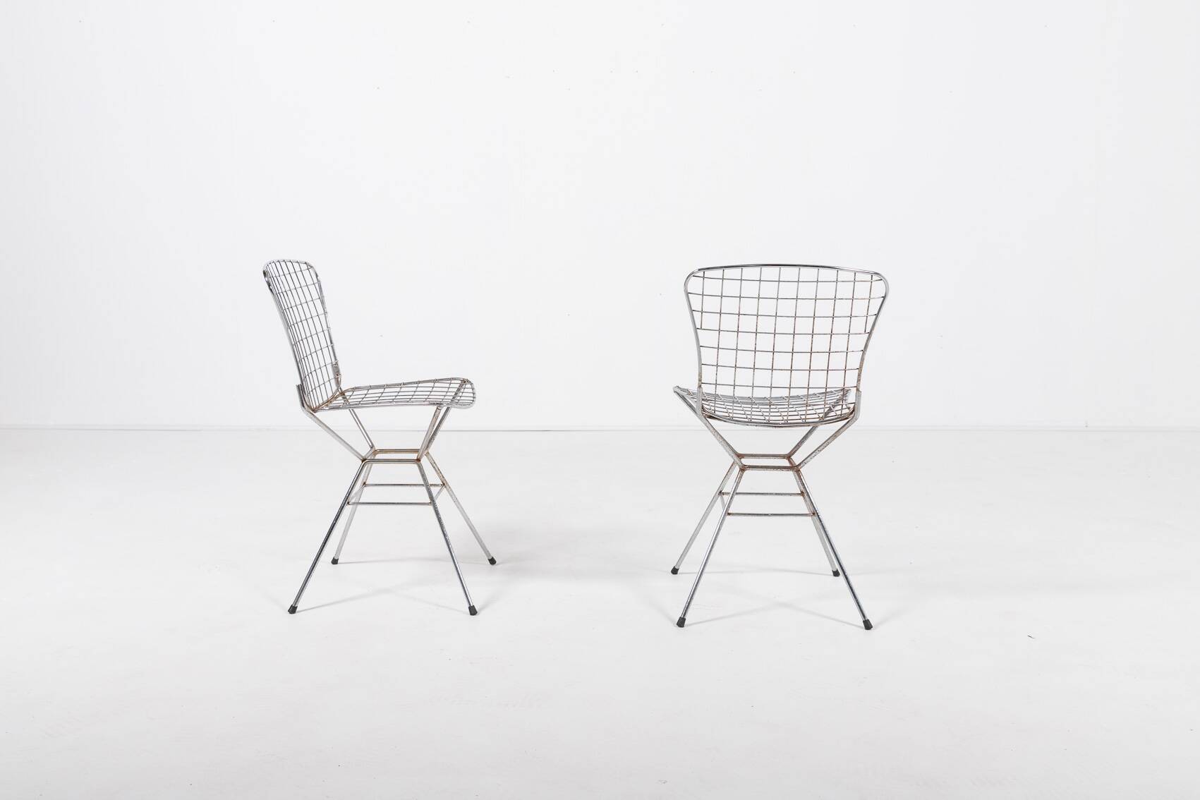 Pair of vintage Italian architectural design steel wire chairs from the 1970s