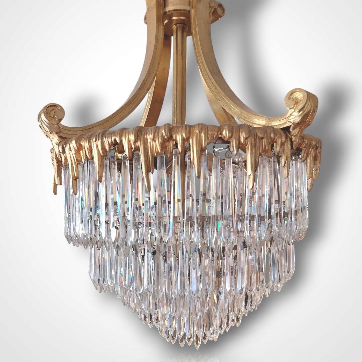 Golden bronze chandelier with crystal pendants, 19th century.
