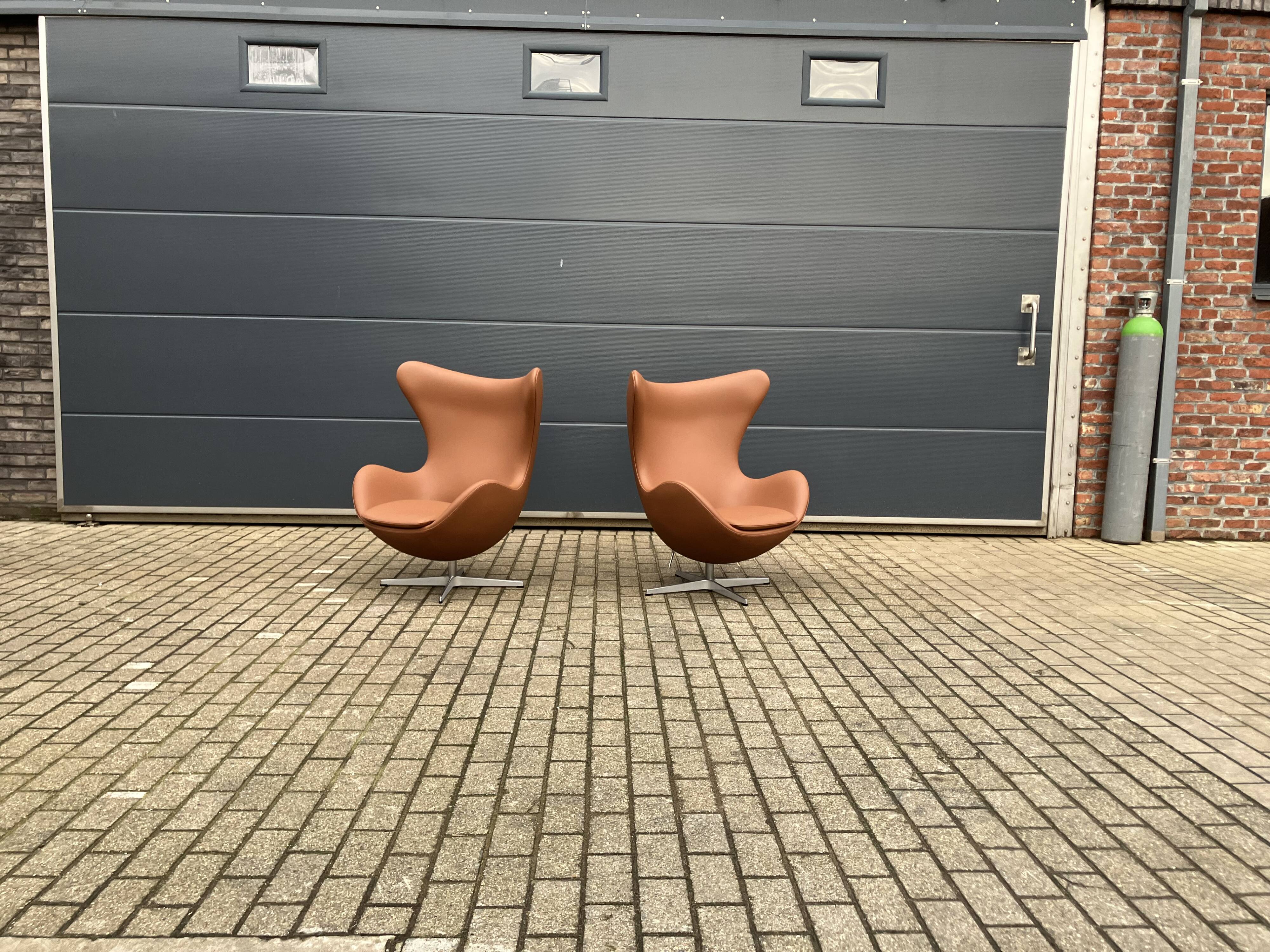 2x Fritz Hansen Egg chair by Arne Jacobsen in Cognac leather, new condition!