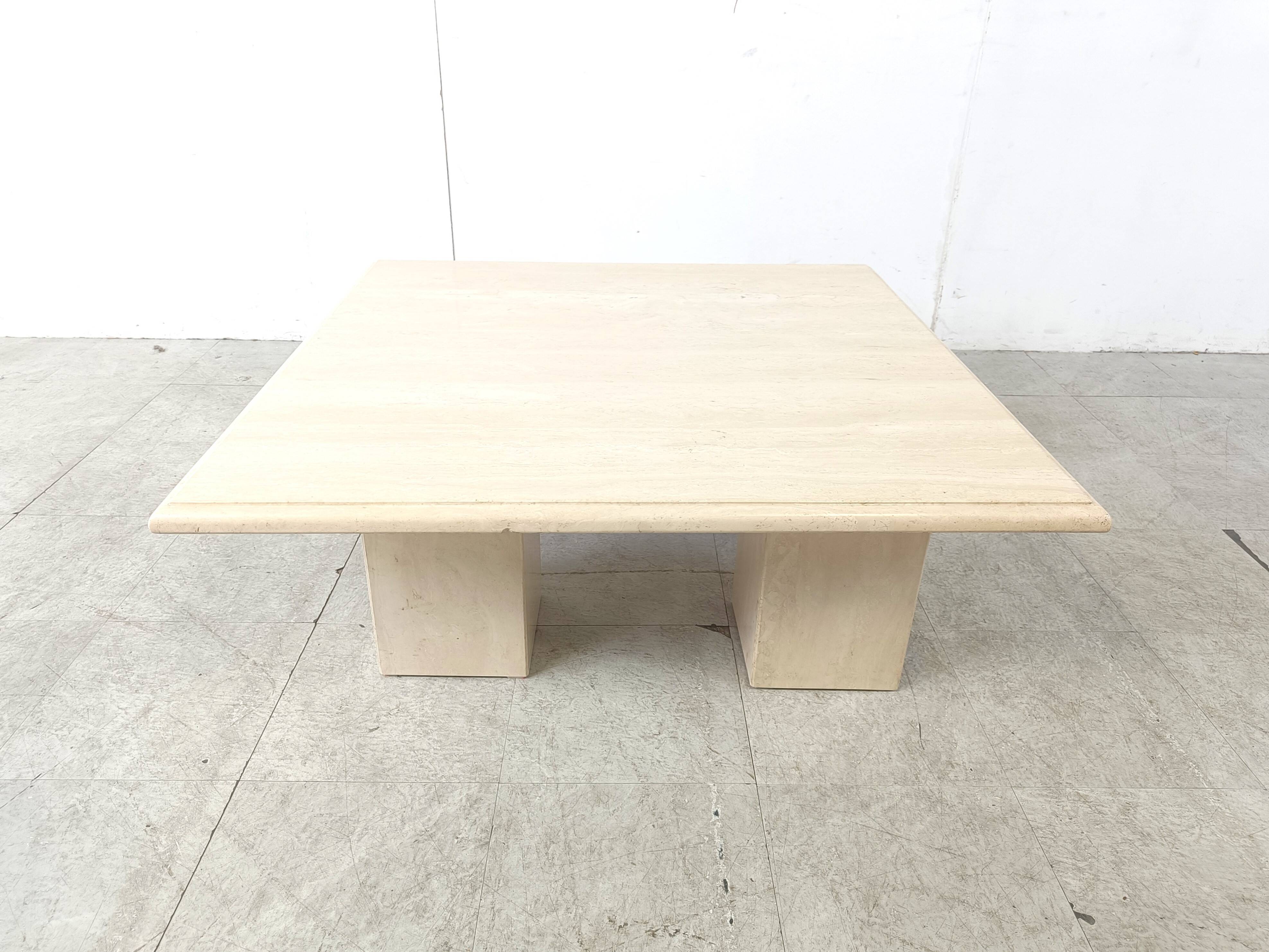 Table basse en travertin années 1970, Italie