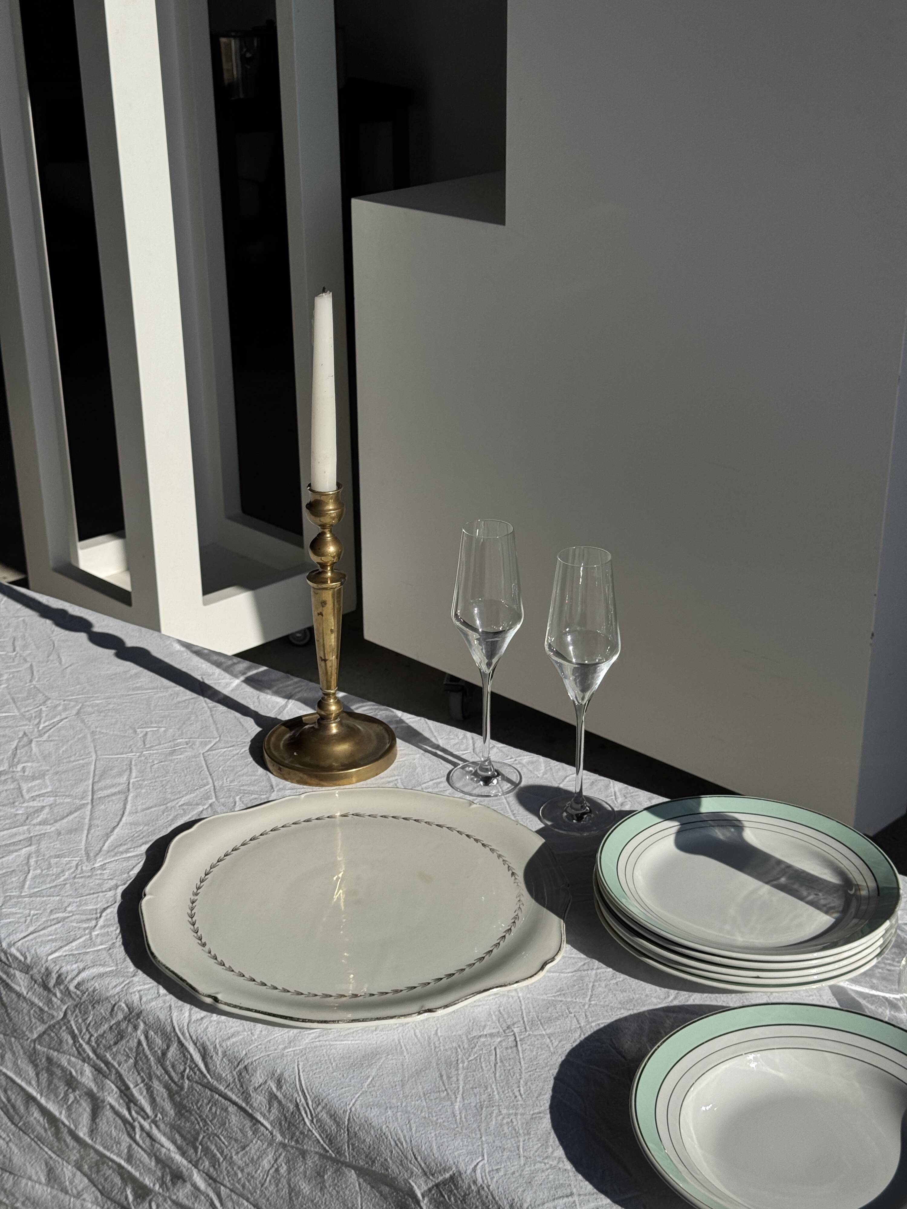 Set of 8 antique turquoise deep plates with a gold rim D22.5