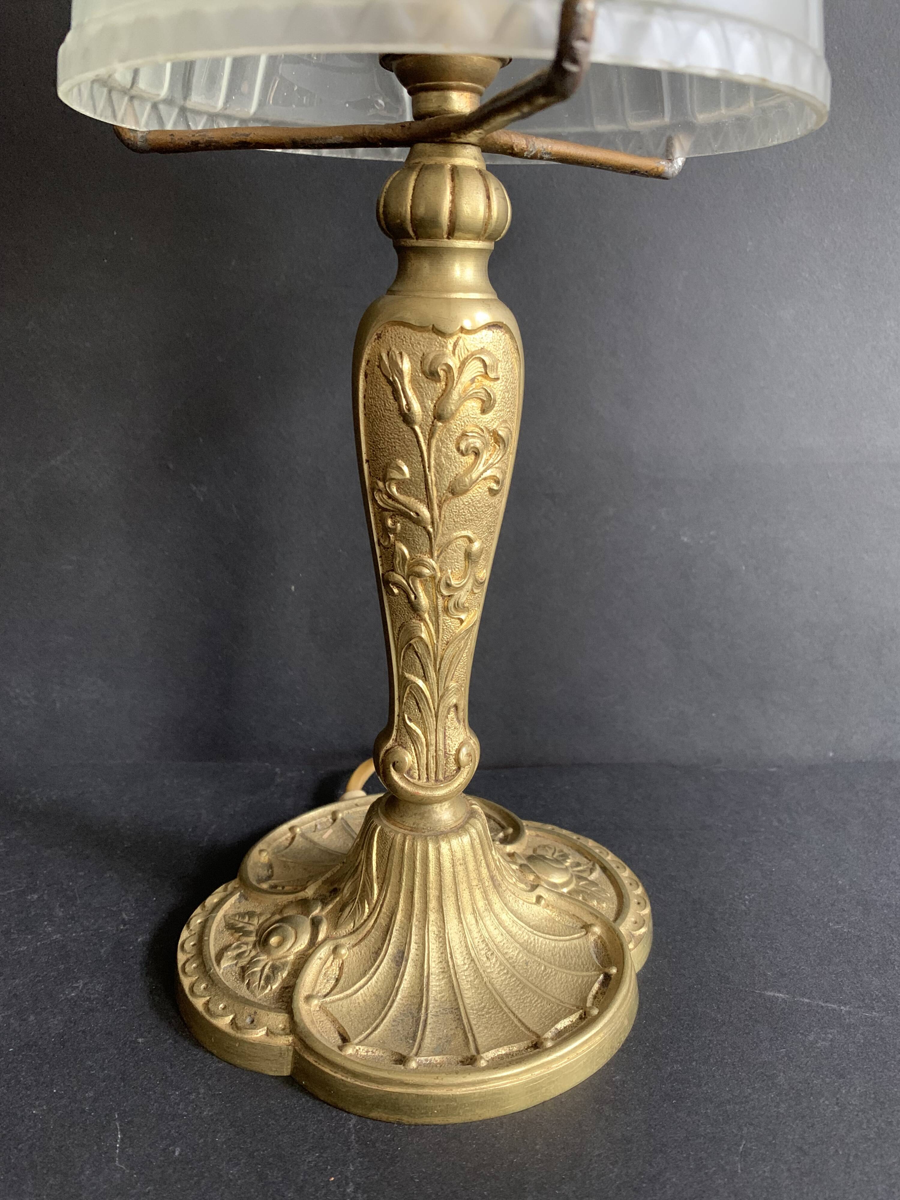 Lampe de table Art Nouveau en bronze doré et globe en verre pressé moulé