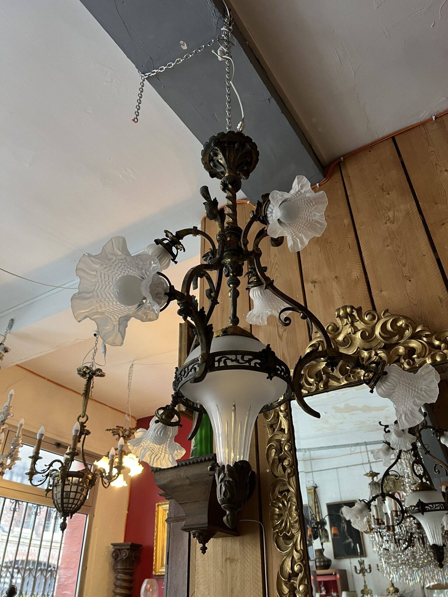 19th century brass and bronze chandelier, Napoleon III, illuminated by 6 tulips and a central globe