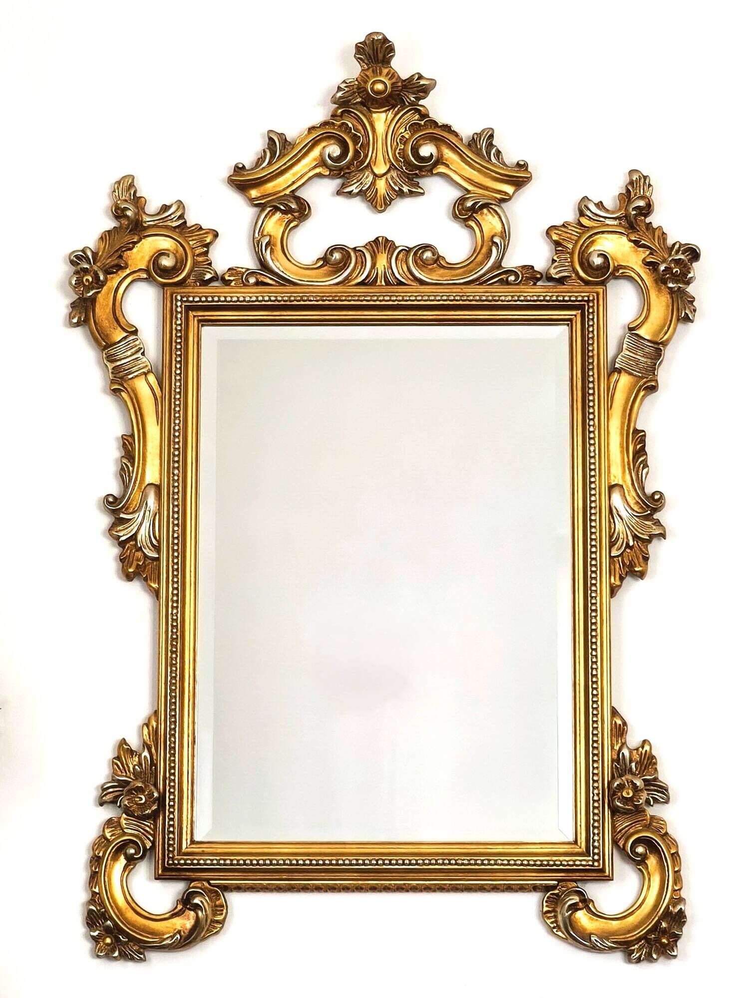 Large Italian mirror in carved wood, traditional gilding, 1980s.