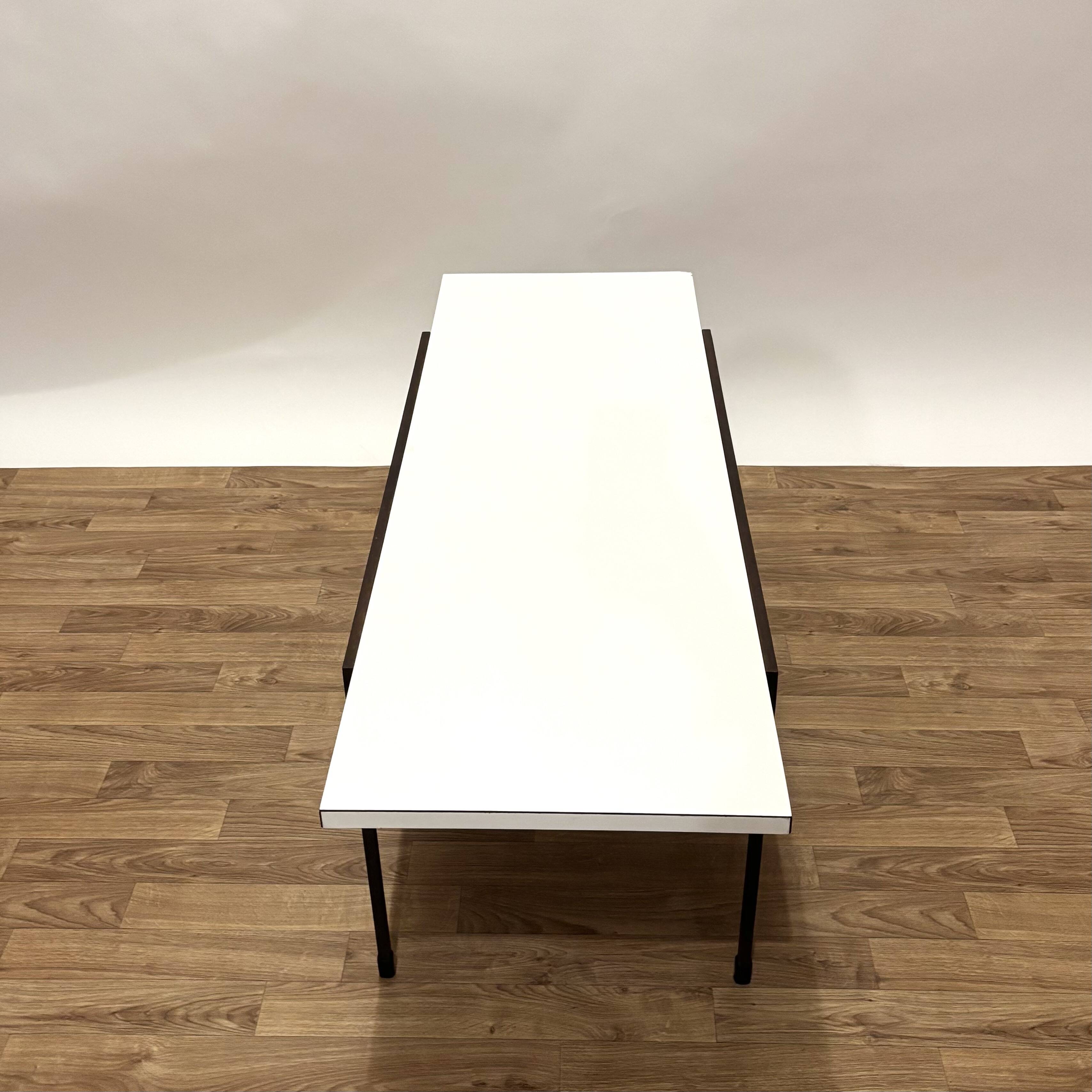 Table basse moderniste