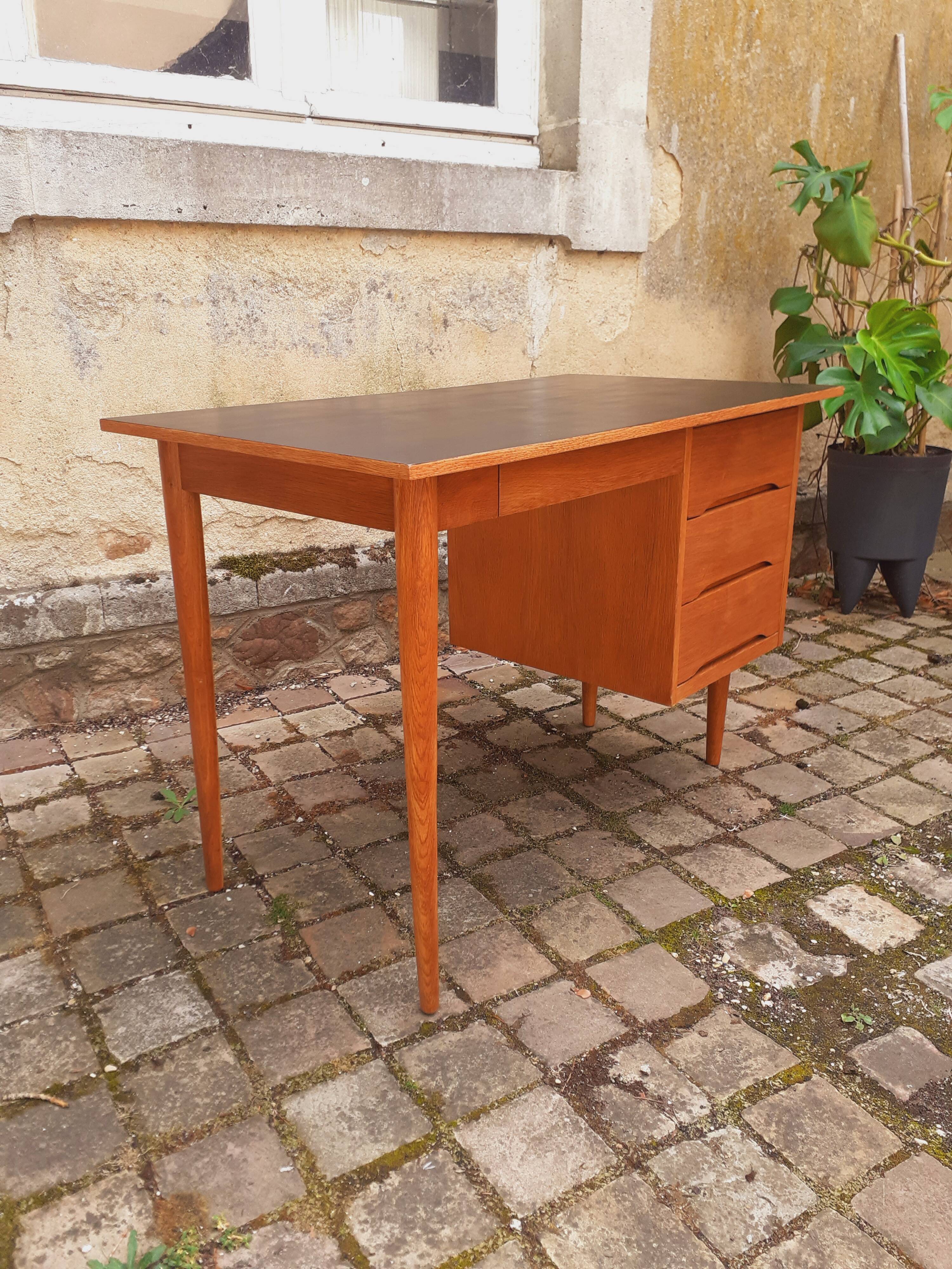Bureau en chêne vintage année 70 Roumanie.