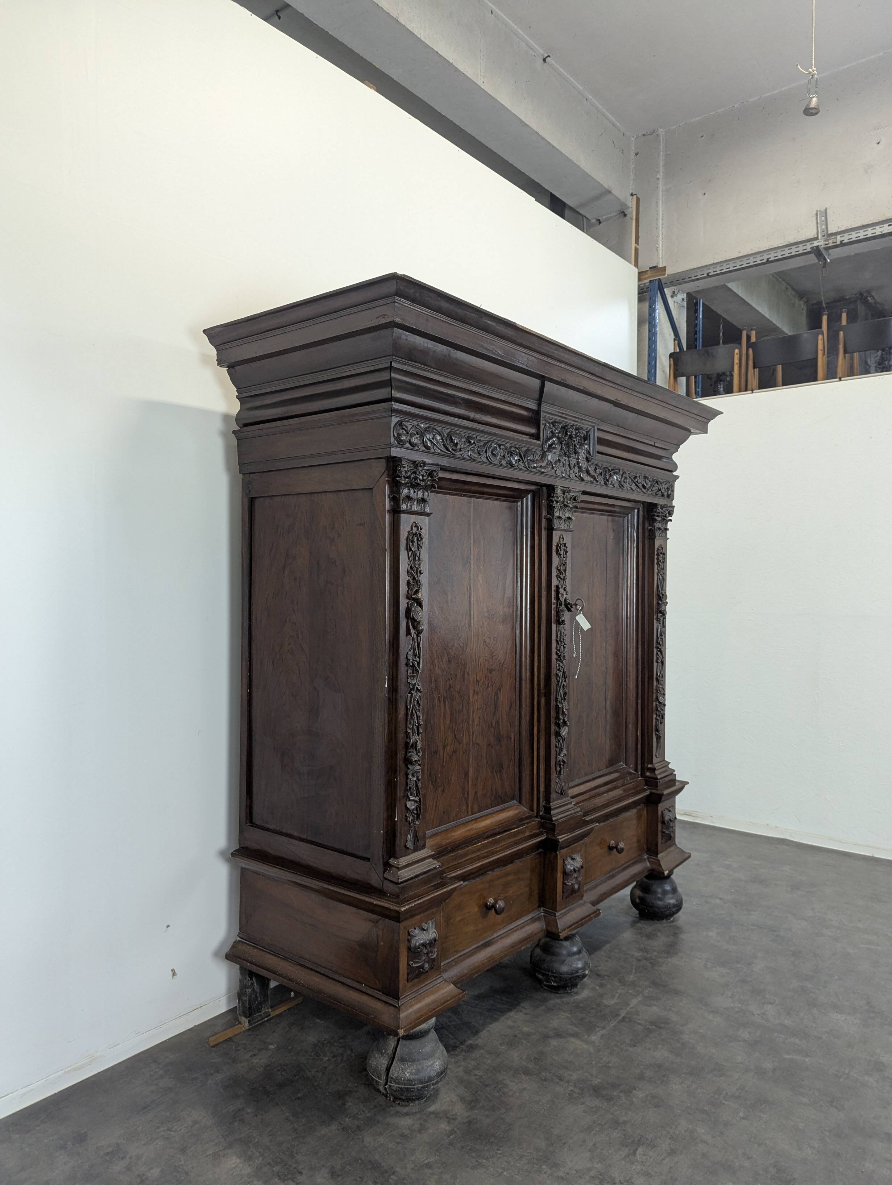 Kussenkast rosewood wardrobe from the late 17th century
