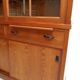 Vitrine de cuisine vintage avec portes coulissantes
