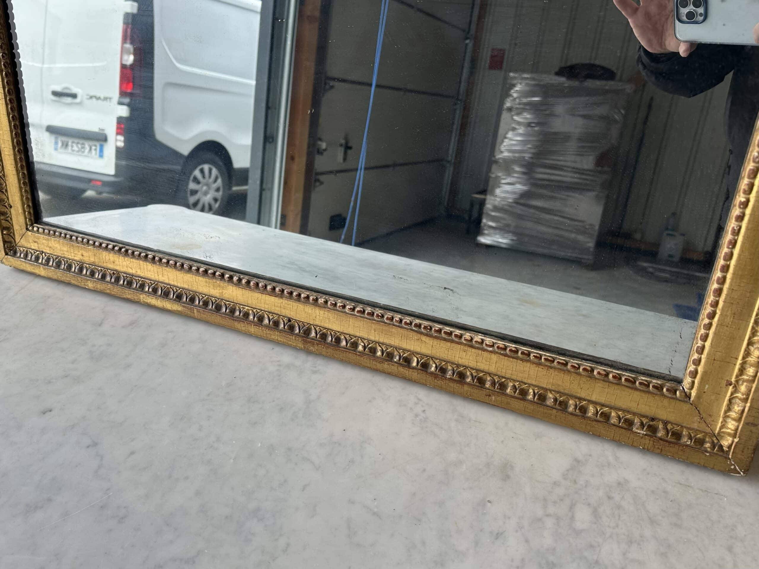 Louis XVI mirror in gilded wood, 18th century.