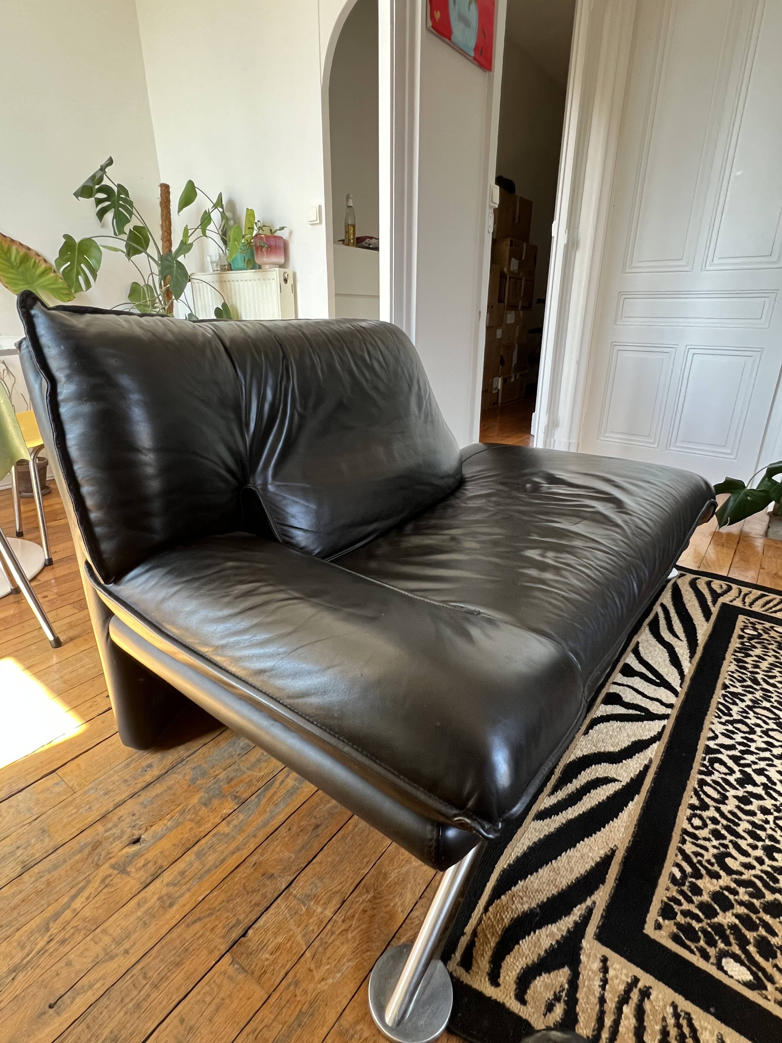 Sleeper/Daybed design in black leather Nicoletti Home