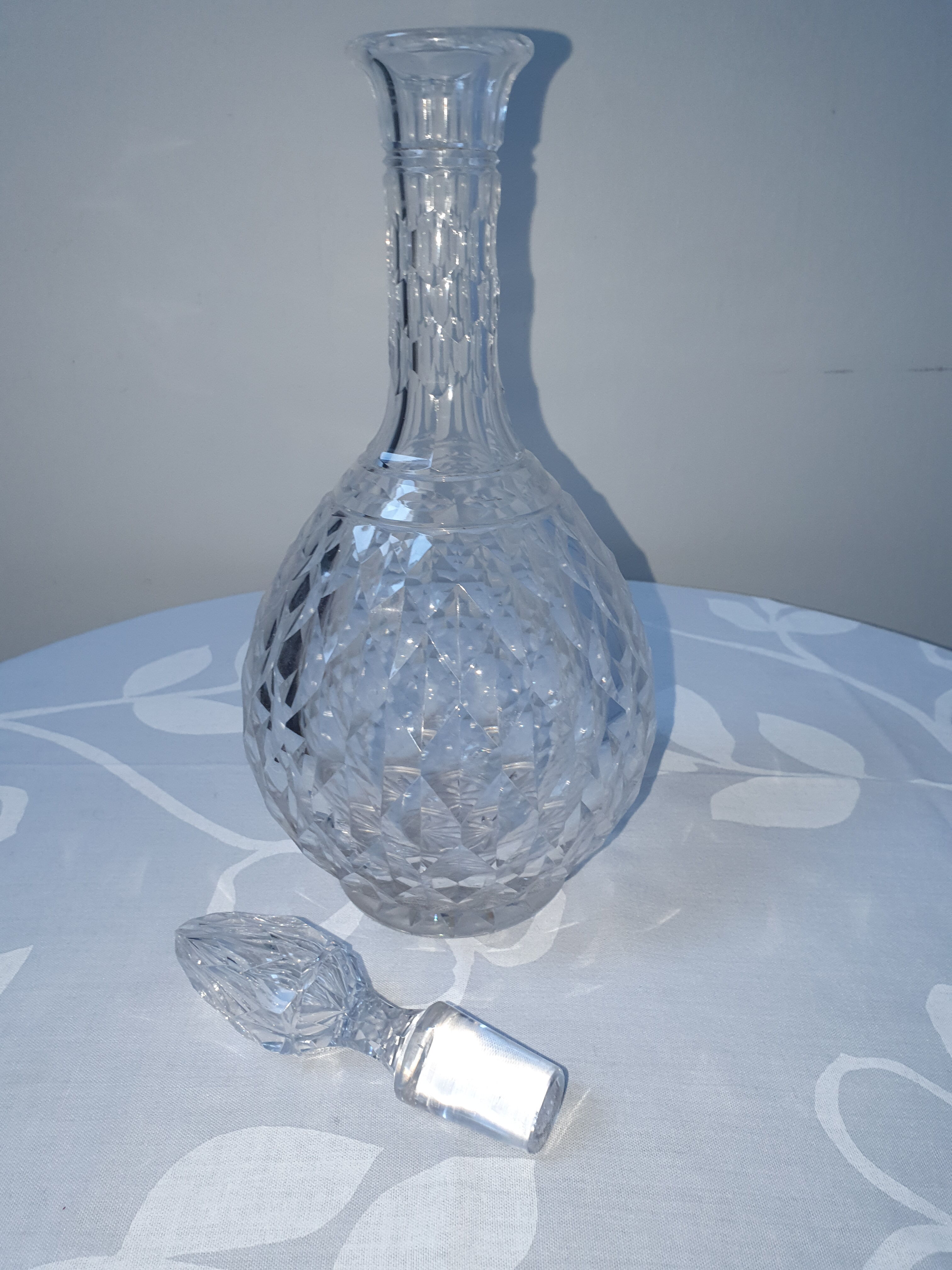 Carafe en verre ciselé