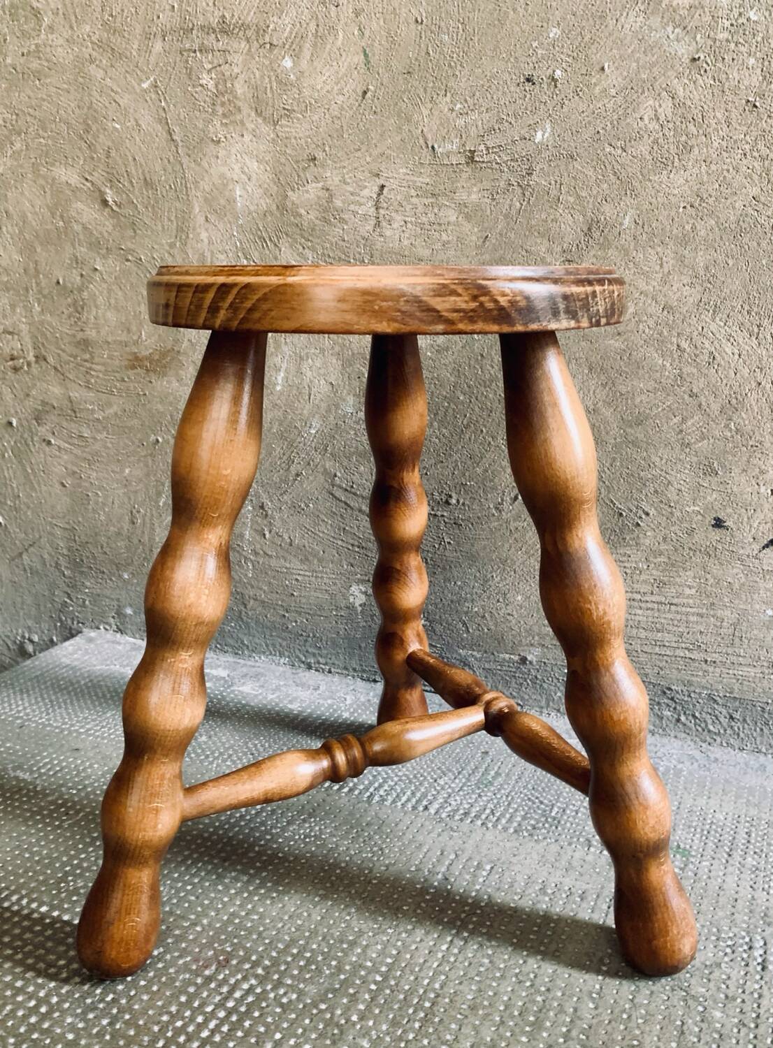 Tabouret tripode bois à entretoise vintage