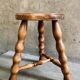 Tabouret tripode bois à entretoise vintage