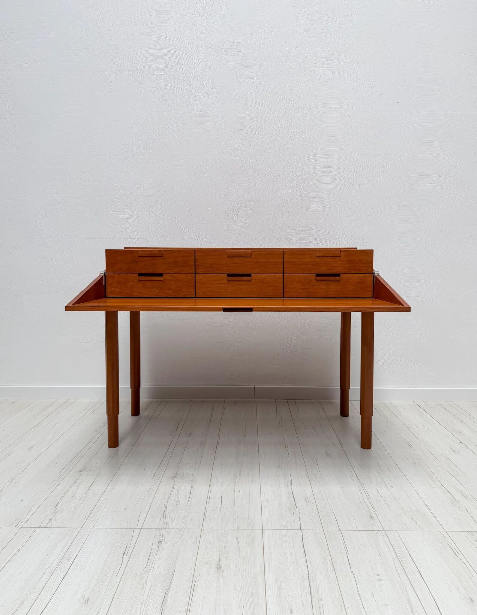 Bureau postmoderne par Antonio Citterio pour B&B Italia en bois de cerisier, années 1980